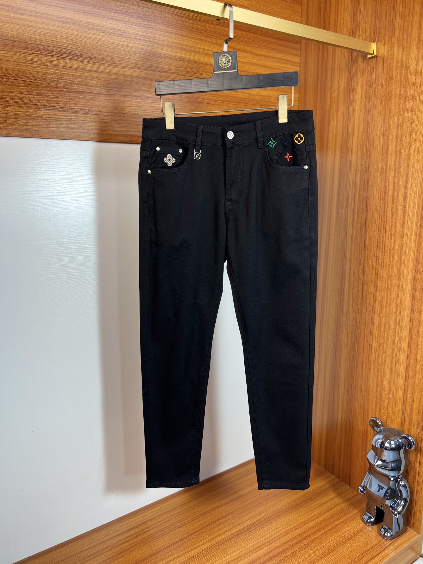 NO:917566,LV/Louis Vuitton 2026 spring and summer new products, complete with three labels, jeans, good products, no need to introduce too much, look at the details, the counter size is 29-38/140, upper body size 32,, louis vuitton, louis vuitton, jeans,19860909LV/路易威登 2026春夏新品 三标齐全 牛仔裤 好货不用过多介绍 看细节 专柜码数29-38 /140上身32码,,louis vuitton,louis vuitton,jeans,,Men's clothing