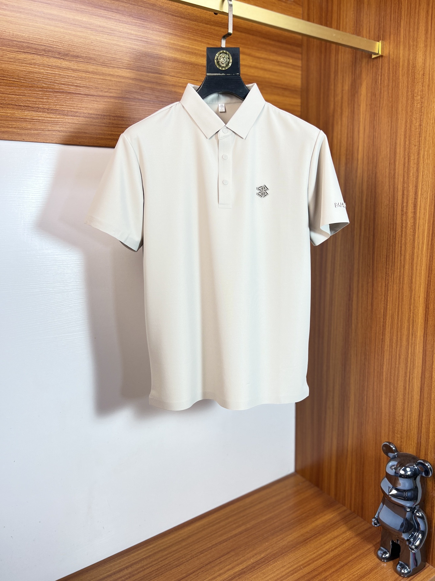 NO:946338,Balenciaga/Balenciaga 2026 spring and summer new products, complete with three labels, lapel short-sleeved POLO shirt, good product, no need to introduce too much, look at the details, counter size M-XXXXL,,balenciaga,balenciaga,T-shirt,19860909Balenciaga/巴黎世家 2026年春夏新品上新 三标齐全 翻领短袖POLO衫 好货不用过多介绍 看细节 专柜码数M-XXXXL,,balenciaga,balenciaga,T-shirt,,Men's clothing