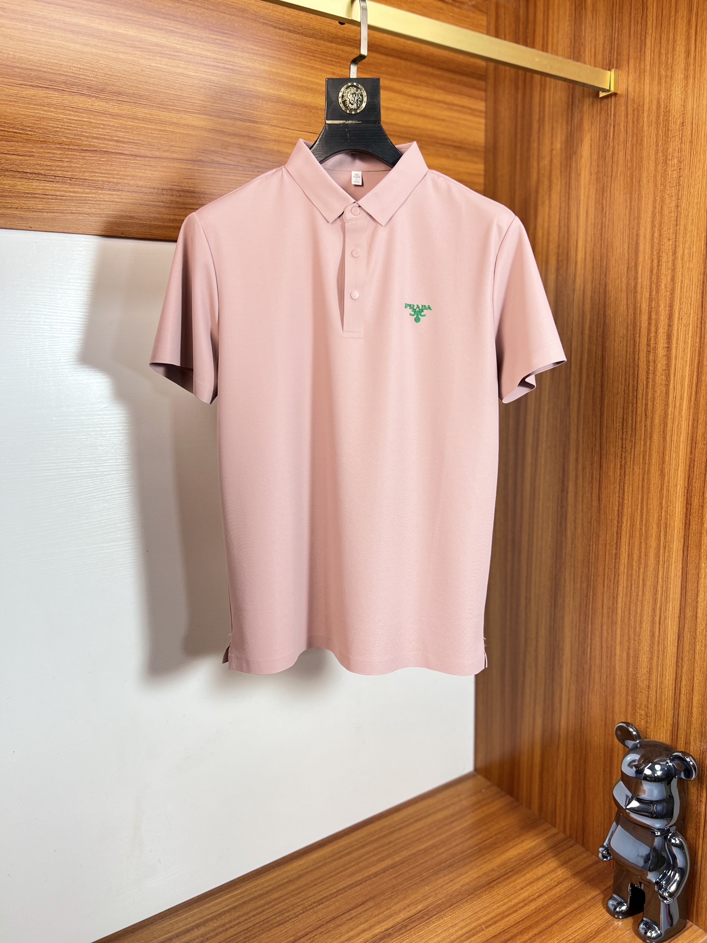 NO:948348,prada/Prada 2026 spring and summer new products, complete with three labels, lapel short-sleeved POLO shirt, good product, no need to introduce too much, look at the details, counter size M-XXXXL,, prada, prada, T-shirt,19860909prada/普拉达 2026年春夏新品上新 三标齐全 翻领短袖POLO衫 好货不用过多介绍 看细节 专柜码数M-XXXXL,,prada,prada,T-shirt,,Men's clothing