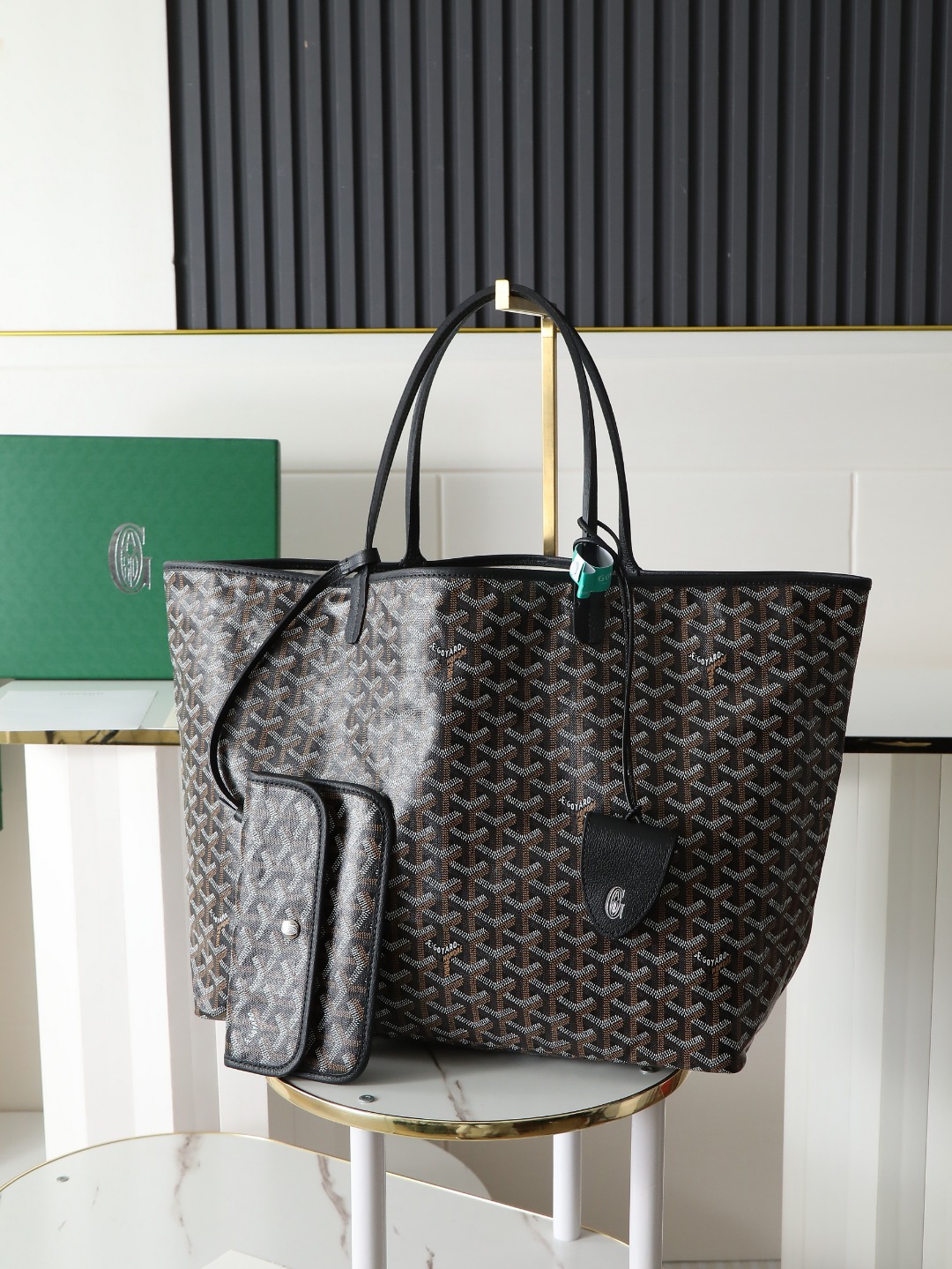 NO:214046,【Excellent quality original material】 saint louis large bag is made of goyardine canvas, unlined, soft and light, can be used on both sides, the front is made of goyardine canvas material, and the other side is made of cotton and linen knitted. Two leather handles have from thin to thick, supporting multiple backing methods. It comes with a removable inner bag, hung on one of the handles of the bag for quick access. 34 cm x 20 cm x 40 cm 020146L gray with gift bag, Goya, original leather, louis vuitton, saint laurent19860909【特级品质 原厂料】 saint louis 大号包采用 goyardine 帆布制成,无衬里,柔软而轻盈,可双面使用,正面为 goyardine 帆布材质,另一面为棉麻针织材质.两个皮革提手从细变粗,支持多种背法.它带有一个可拆卸内袋,挂在包的一个提手上,方便快速取用. 34 cm x 20 cm x 40 cm 020146L灰 配礼品袋,戈雅，原厂皮,louis vuitton,saint laurent,Bag