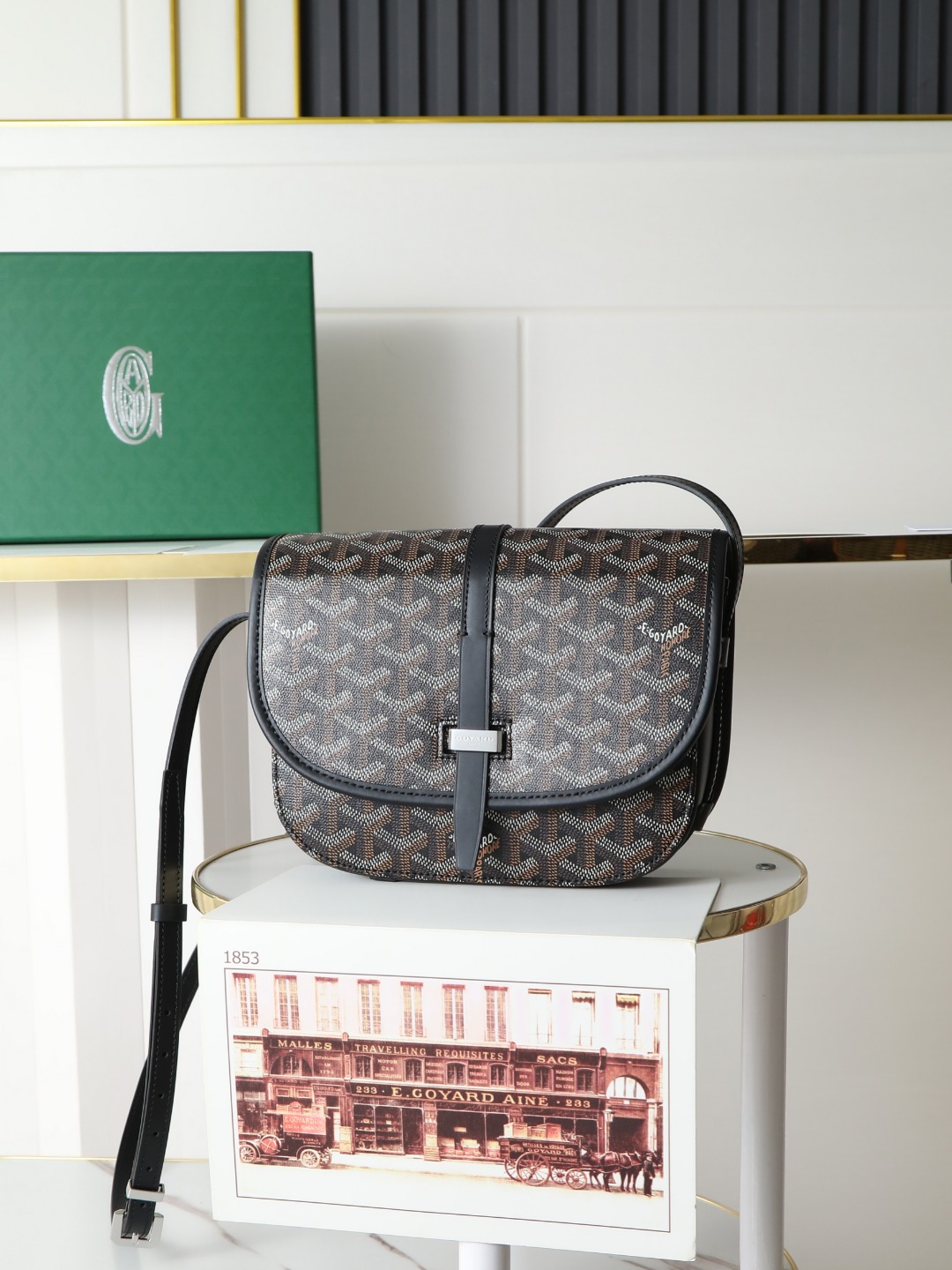 NO:214050,【Excellent quality original material full set of packaging】 Goya postman bag, genuine mold-opening version, the most classic feature of G bag is simple and elegant, light and practical. Single narrow belt buckle smoothly through the metal ring, and the switch is freely switched; the leather edge highlights the outline of the bag in a line, and the leather lining of the flip cover also makes the bag more three-dimensional. The belvédère 2 bag has three built-in pockets, which can properly store daily necessities, and is equipped with adjustable shoulder straps, which can be used as a crossbody bag or shoulder bag. The fabric is made of thickened rain dew linen with linen, hemp fiber and cotton as the main components of the fabric is customized with small leather and all-steel hardware. Size 21*16*6cm 244, Goya, original leather, louis vuitton, shoulder bags, satchels, crossbody bags19860909【特级品质 原厂料 全套包装】 戈雅邮差包,正品开模打版, g包最经典的特质简约优雅,轻便实用.单狭带扣流畅地穿过金属环,开关自如；皮质镶边以线条的方式凸显出包身轮廓,翻盖的皮质内衬亦使包的廓形更为立体.belvédère 2包内置三个口袋,可妥善收纳日常必需品,并设有可调节肩带,能作为斜挎包或单肩包使用. 面料采用以亚麻、麻纤维以及棉为主要成分的加厚雨露麻对版定制头层小皮全钢五金 尺寸小号21*16*6cm 244,戈雅，原厂皮,louis vuitton,shoulder bags,satchels,crossbody bags,Bag