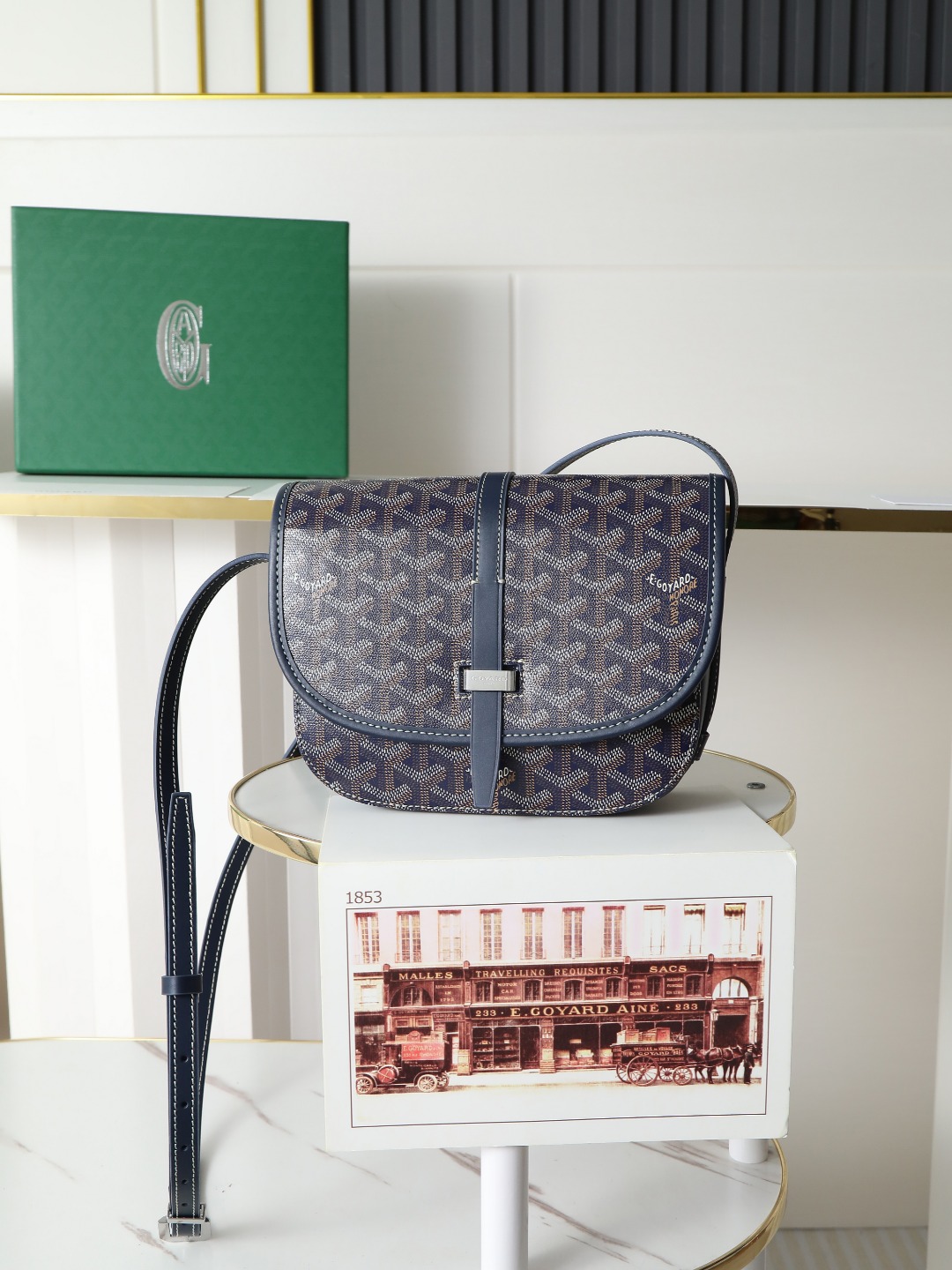 NO:214064,【Excellent quality original material full set of packaging】 Goya postman bag, genuine mold-opening version, the most classic feature of G bag is simple and elegant, light and practical. Single narrow belt buckle smoothly through the metal ring, and the switch is freely switched; the leather edge highlights the outline of the bag in a line, and the leather lining of the flip cover also makes the bag more three-dimensional. The belvédère 2 bag has three built-in pockets, which can properly store daily necessities, and is equipped with adjustable shoulder straps, which can be used as a crossbody bag or shoulder bag. The fabric is made of thickened rain dew linen with linen, hemp fiber and cotton as the main components of the fabric is customized with small leather and all-steel hardware. Size 21*16*6cm 244, Goya, original leather, louis vuitton, shoulder bags, satchels, crossbody bags19860909【特级品质 原厂料 全套包装】 戈雅邮差包,正品开模打版, g包最经典的特质简约优雅,轻便实用.单狭带扣流畅地穿过金属环,开关自如；皮质镶边以线条的方式凸显出包身轮廓,翻盖的皮质内衬亦使包的廓形更为立体.belvédère 2包内置三个口袋,可妥善收纳日常必需品,并设有可调节肩带,能作为斜挎包或单肩包使用. 面料采用以亚麻、麻纤维以及棉为主要成分的加厚雨露麻对版定制头层小皮全钢五金 尺寸小号21*16*6cm 244,戈雅，原厂皮,louis vuitton,shoulder bags,satchels,crossbody bags,Bag