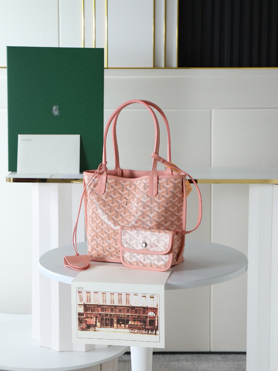 NO:214128,[Excellent quality imported cowhide] Upgraded new delivery bag decoration double clip gift box upgrade manual goyard (Goya) has been researched and improved many times, and has continuously improved the fabric and leather. It is fully exclusive to continuously meet the high-quality requirements of customers. The base cloth adopts customized high-quality rain dew hemp that is consistent with zp, and is coated with glossy gum aldose. The grain texture is comparable to zp, achieving a feeling of light and subtle leather. The leather is the top layer calfskin flexible and untouched hand-to-patterned symmetrical pattern, pure color without color difference details. See the picture. Size size bag mouth 28cm, bottom 20*height 20*10cm bottom width 020660 Item No. 2321, Goya, original leather, cowhide19860909【特级品质 进口牛皮】 升级出新配送包饰包夹礼品盒升级版说明书 goyard（戈雅）经多次研究与改良,不断提升面料与皮质,全方位独家定制只为不断达到客户的高品质要求 底布采用与zp一致的定制高品雨露麻,再涂上光面的树胶醛醣 颗粒质感与zp相媲美,达到一种似光又亚的感觉皮质为头层小牛皮柔韧不剌手对版对称花纹、颜色纯正无色差细节看图片 尺寸size袋口28cm、底20*高20*底宽10cm 020660 货号2321,戈雅，原厂皮,cowhide,Bag