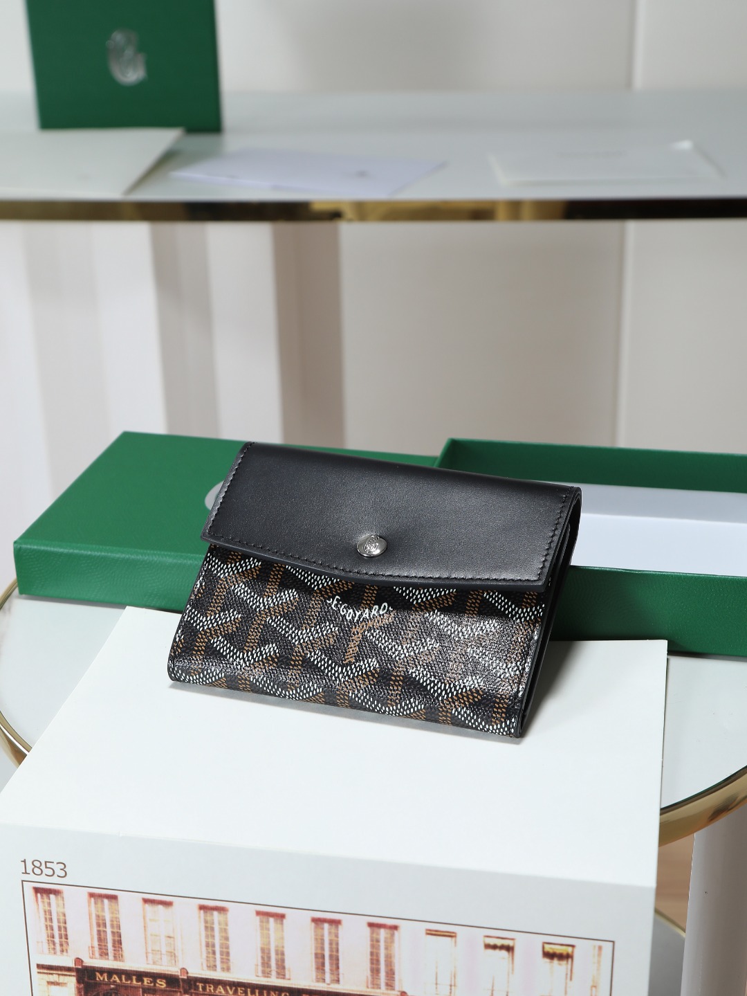 NO:214112,【Excellent quality original product】Saint-Gabriel is a unique envelope-shaped three-fold wallet made from Goyardine canvas and top layer calf leather. It is light and compact in form and has all the functions of a large wallet. 6 card slots, 2 pockets and banknote clips, which are easy to summarize and store. The packaging is light and compact, and can be easily carried with the bag. Interior goatskin lining Size 12×2.5×9.3CM 09, Goya, original leather, saint laurent, wallets, cowhide, sheepskin19860909【特级品质 原厂货】Saint-Gabriel 是由Goyardine 帆布配头层小牛皮精心制作而成的独特的信封状三折钱包,采用轻巧紧凑的形式,具备大型钱包的所有功能6个卡槽,2个口袋和纸币夹,方便归纳存取,包身轻便小巧,可轻松随包携带. 内部山羊皮衬里 尺寸size12×2.5×9.3CM 09,戈雅，原厂皮,saint laurent,wallets,cowhide,sheepskin,Bag