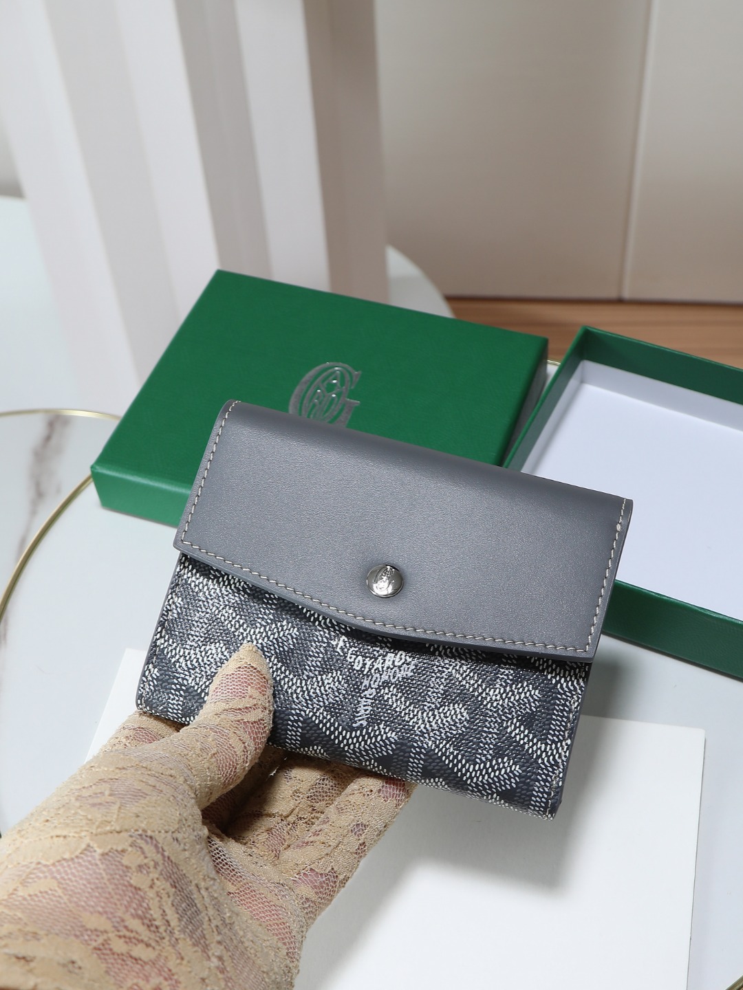 NO:214118,【Excellent quality original product】Saint-Gabriel is a unique envelope-shaped three-fold wallet made from Goyardine canvas and top layer calf leather. It is light and compact in form and has all the functions of a large wallet. 6 card slots, 2 pockets and banknote clips, which are easy to summarize and store. The packaging is light and compact, and can be easily carried with the bag. Interior goatskin lining Size 12×2.5×9.3CM 09, Goya, original leather, saint laurent, wallets, cowhide, sheepskin19860909【特级品质 原厂货】Saint-Gabriel 是由Goyardine 帆布配头层小牛皮精心制作而成的独特的信封状三折钱包,采用轻巧紧凑的形式,具备大型钱包的所有功能6个卡槽,2个口袋和纸币夹,方便归纳存取,包身轻便小巧,可轻松随包携带. 内部山羊皮衬里 尺寸size12×2.5×9.3CM 09,戈雅，原厂皮,saint laurent,wallets,cowhide,sheepskin,Bag