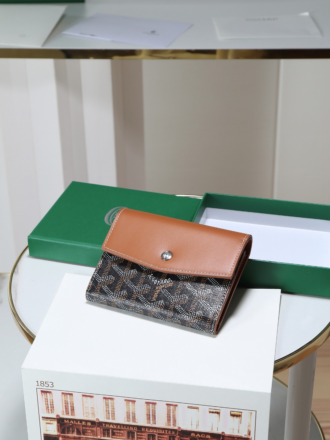 NO:214108,【Excellent quality original product】Saint-Gabriel is a unique envelope-shaped three-fold wallet made from Goyardine canvas and top layer calf leather. It is light and compact in form and has all the functions of a large wallet. 6 card slots, 2 pockets and banknote clips, which are easy to summarize and store. The packaging is light and compact, and can be easily carried with the bag. Interior goatskin lining Size 12×2.5×9.3CM 09, Goya, original leather, saint laurent, wallets, cowhide, sheepskin19860909【特级品质 原厂货】Saint-Gabriel 是由Goyardine 帆布配头层小牛皮精心制作而成的独特的信封状三折钱包,采用轻巧紧凑的形式,具备大型钱包的所有功能6个卡槽,2个口袋和纸币夹,方便归纳存取,包身轻便小巧,可轻松随包携带. 内部山羊皮衬里 尺寸size12×2.5×9.3CM 09,戈雅，原厂皮,saint laurent,wallets,cowhide,sheepskin,Bag