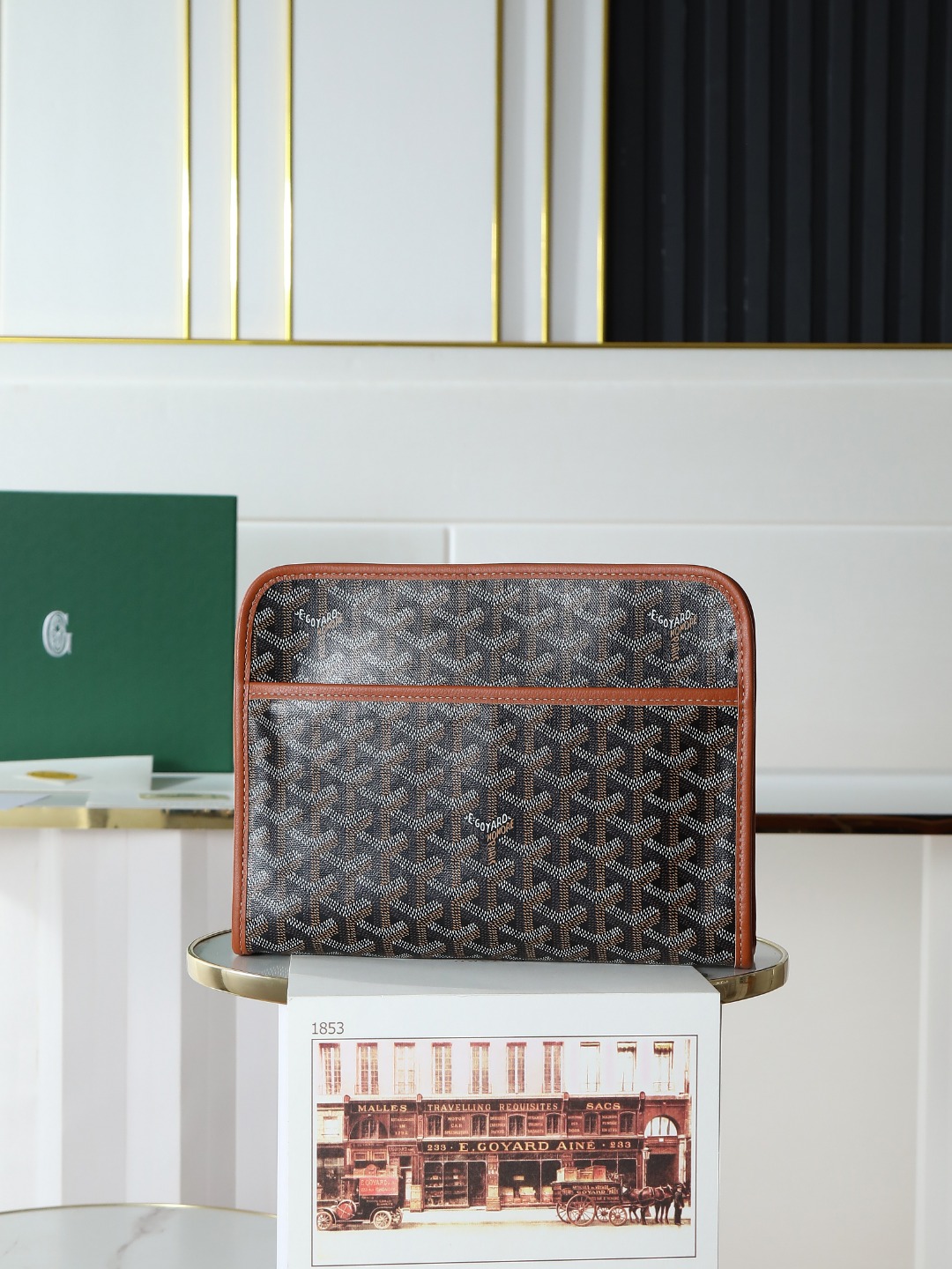 NO:214142,[Excellent quality original product] Small (Gejia) new product Jouvence toilet bag Goyard Jouvence toilet bag series has always been a classic work of Goyard's life and travel art!  Cowhide handmade with yellow lining, there is a compartment with a inside and outside. It is simple and light, firm and durable, clean and tidy, and elegant and fashionable. It is an indispensable functional product on the journey. Large wash bags are the perfect choice for large capacity. Small wash bags carry around when going out and accommodate quick makeup. They can also be used as small wallets and clutches. They are representative works of Goyard's practicality and urban style. Model: 05 Size 25x18×7, Goya, original leather, wallets, handbag, cowhide19860909【特级品质 原厂货】 小号（戈家）新品Jouvence 洗漱包 Goyard Jouvence 洗漱包系列一直是Goyard生活和旅行艺术的经典之作！牛皮手工制作 搭配黄色里布、内外均有一个隔层设计简约轻盈,牢固耐用,内衬干净整洁,外观优雅时尚,是旅途中不可或缺的功能性产品大号洗漱包是收纳大容量的完美之选小号洗漱包外出随身携带,容纳急速补妆的单品,亦可作为小钱包和手拿包使用,是Goyard 实用性和都市风格的代表之作.型号:05 尺寸 25x18×7,戈雅，原厂皮,wallets,handbag,cowhide,Bag