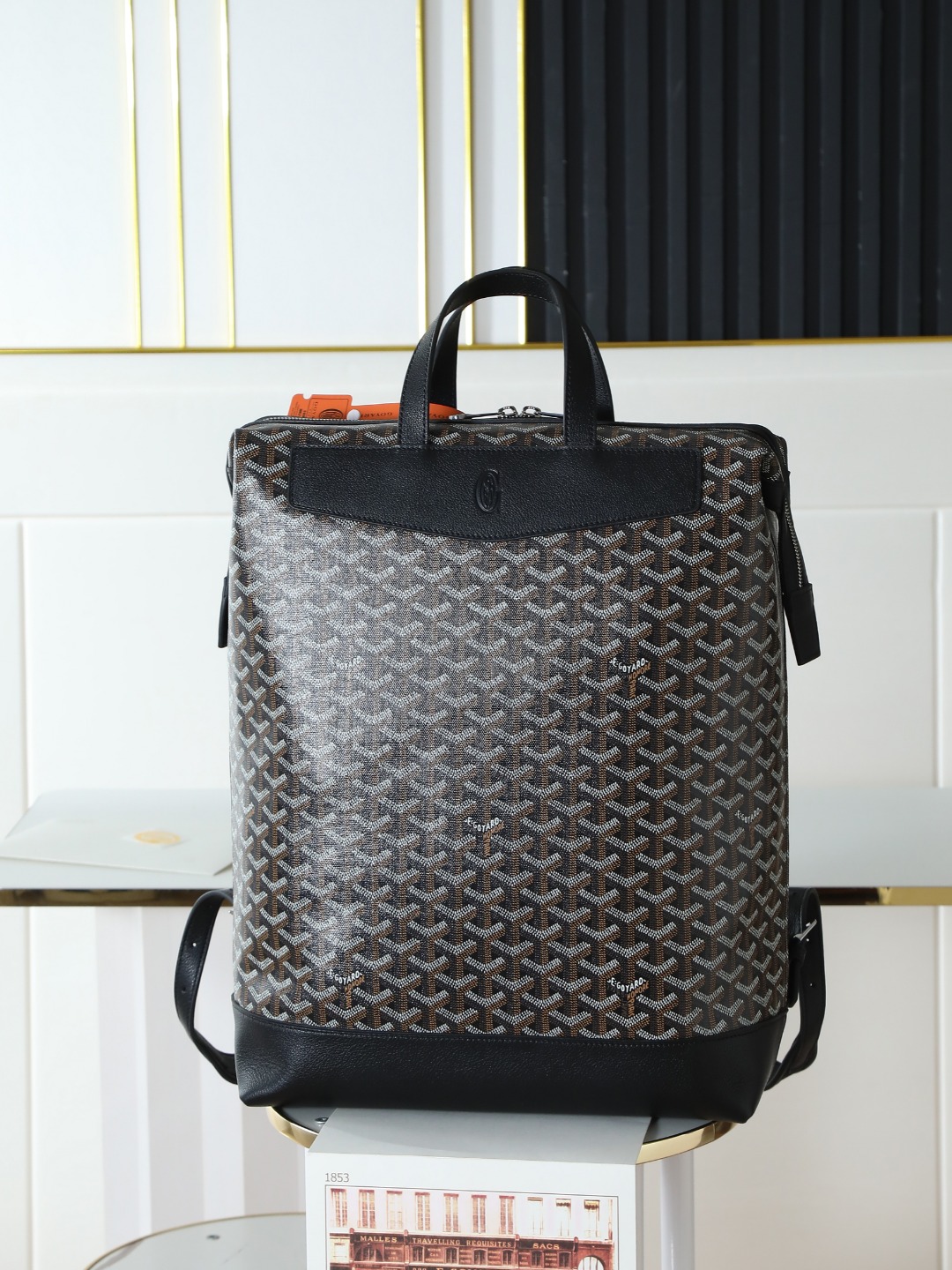 NO:214144,【Excellent quality original product】Cisalpin backpack is a reissue of the iconic Alpin backpack. This bag is designed for urban explorers. Its structured zipper closure system ensures the opening is spacious for personal items. The hand-held design is convenient for work and commuting. The wide shoulder strap design is easier on the upper body. Goyardine canvas & imported top layer calf leather. Size 33*43×14CM, Goya, original leather, loro piana, backpacks, cowhide19860909【特级品质 原厂货】Cisalpin 双肩包是标志性Alpin背包的再发行版,这款包为城市探险者而设计,其结构化的拉链闭合系统确保开口的宽敞,以便拿取个人物品,手提设计方便工作通勤,宽肩带设计上身更轻松 Goyardine 帆布 & 进口对版头层小牛皮 尺寸33*43×14CM,戈雅，原厂皮,loro piana,backpacks,cowhide,Bag