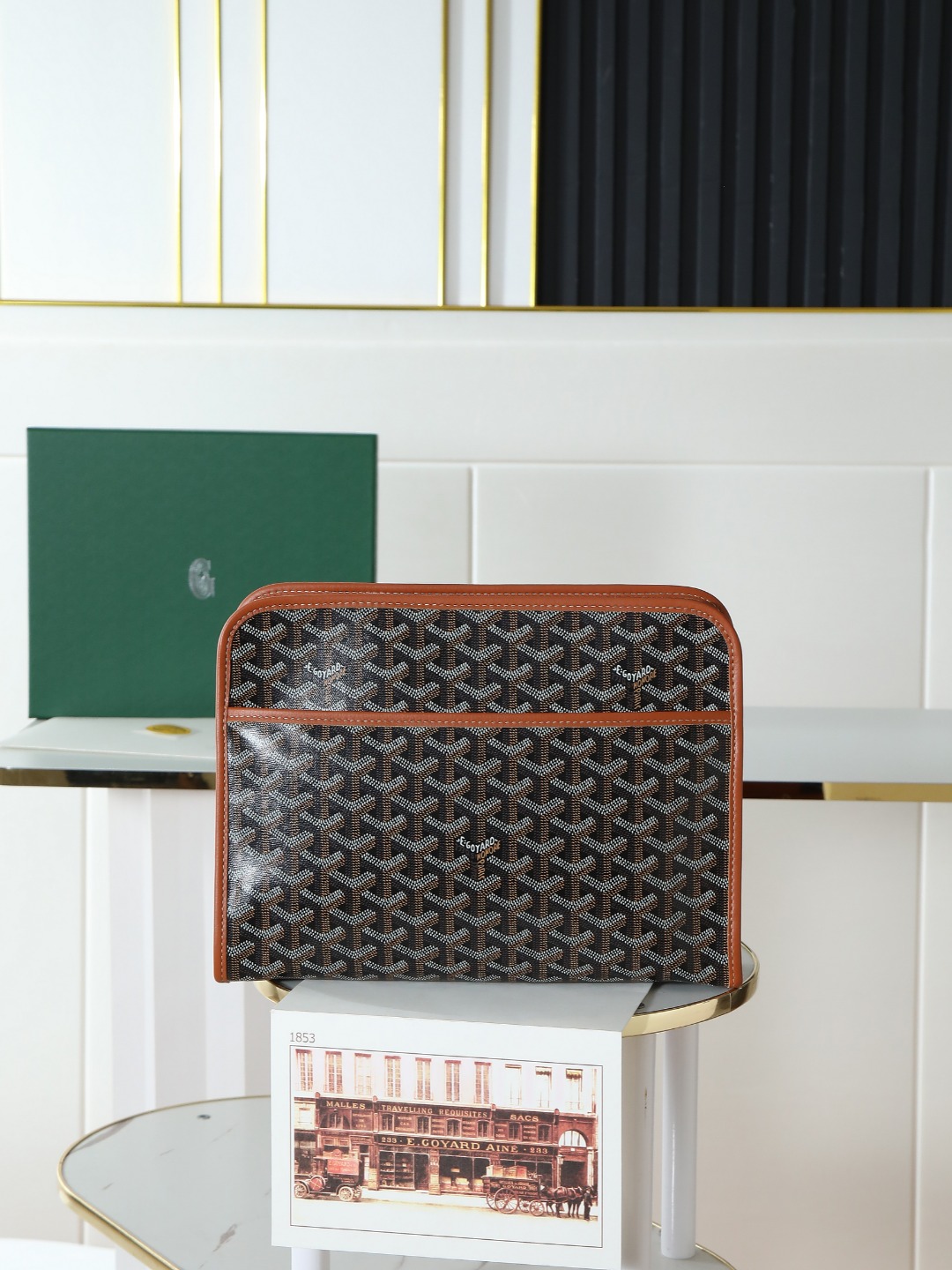NO:214148,[Excellent quality original product] Goyard Jouvence toilet bag Goyard Jouvence toilet bag series has always been a classic work of Goyard's life and travel art!  Cowhide handmade with yellow lining, there is a compartment with a yellow lining, both inside and outside. It is a simple and light design, firm and durable, with clean and tidy lining, elegant and fashionable appearance. It is an indispensable functional product on the journey. Large wash bags are the perfect choice for large capacity for carrying large capacity. Small wash bags carry around when going out and accommodate quick makeup items. They can also be used as small wallets and clutches. They are representative works of Goyard's practicality and urban style. Size GM size 30x23×7.5cm 06, Goya, original leather, wallets, handbag, cowhide19860909【特级品质 原厂货】Goyard Jouvence 洗漱包  Goyard Jouvence 洗漱包系列一直是Goyard生活和旅行艺术的经典之作！牛皮手工制作 搭配黄色里布、内外均有一个隔层设计简约轻盈,牢固耐用,内衬干净整洁,外观优雅时尚,是旅途中不可或缺的功能性产品 大号洗漱包是收纳大容量的完美之选小号洗漱包外出随身携带,容纳急速补妆的单品,亦可作为小钱包和手拿包使用,是Goyard 实用性和都市风格的代表之作. 尺寸 GM size 30x23×7.5cm 06,戈雅，原厂皮,wallets,handbag,cowhide,Bag