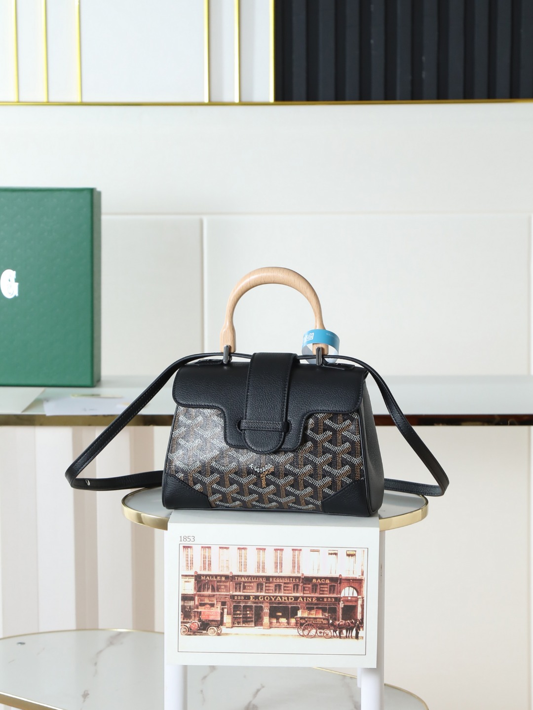 NO:214151,[Excellent quality original product] Newly upgraded goyard saigon small bag. The imported calf matched with the pair of Goya material inside is also imported calf. The handle is made of solid wood. The saigon bag is one of the most representative classic bags of Goyar Home. It presents the characteristics of all goyar suitcase making technology in the form of a handbag. The sufficient capacity of the saigon small bag makes it a perfect choice for daily bag models. The elegant temperament and fashionable modernity are combined. Different matching styles, different styles, and the shoulder crossbody. Size size: 20x14.5x9cm, plus the total height of the wooden handle 25cm. Item number 8005, Goya, original leather19860909【特级品质 原厂货】 全新升级goyard saigon 小号包.外进口小牛搭配对版戈雅料内里 也是进口小牛, 手柄是实木制作,saigon包是goyar之家最具代表性的经典包款之一,它以手袋的形式呈现出 goyar所有旅行箱制作工艺的特点.saigon 小号包充足的容量使它成为日用包款的完美之选,气质优雅与时尚摩登感相结合,不同搭配不同风格,手提 肩背斜挎. 尺寸 size :20x14.5x9cm、加上木柄总高25cm 货号8005,戈雅，原厂皮,Bag