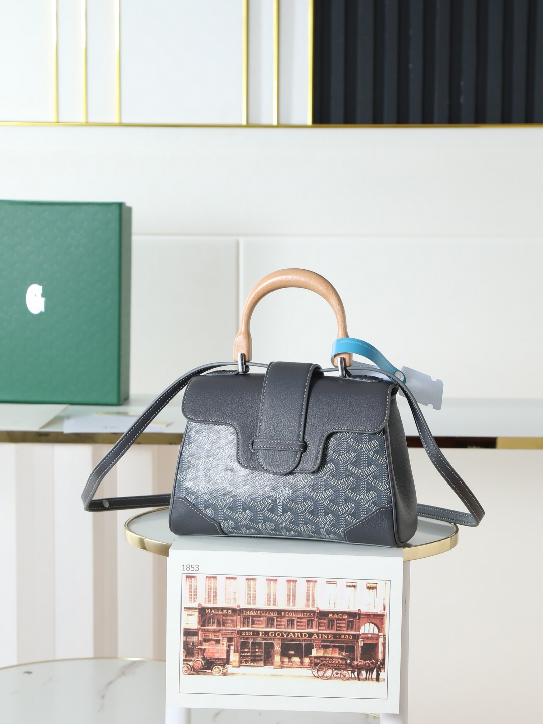 NO:214153,[Excellent quality original product] Newly upgraded goyard saigon small bag. The imported calf matched with the pair of Goya material inside is also imported calf. The handle is made of solid wood. The saigon bag is one of the most representative classic bags of Goyar Home. It presents the characteristics of all goyar suitcase making technology in the form of a handbag. The sufficient capacity of the saigon small bag makes it a perfect choice for daily bag models. The elegant temperament and fashionable modernity are combined. Different combinations are different styles, and the shoulders are cross-body. Size: 20x14.5x9cm, plus the total height of the wooden handle is 25cm. Item number 8005, Goya, original leather19860909【特级品质 原厂货】 全新升级goyard saigon 小号包.外进口小牛搭配对版戈雅料内里 也是进口小牛, 手柄是实木制作,saigon包是goyar之家最具代表性的经典包款之一,它以手袋的形式呈现出 goyar所有旅行箱制作工艺的特点.saigon 小号包充足的容量使它成为日用包款的完美之选,气质优雅与时尚摩登感相结合,不同搭配不同风格,手提 肩背斜挎. 尺寸 size :20x14.5x9cm、加上木柄总高25cm 货号8005,戈雅，原厂皮,Bag