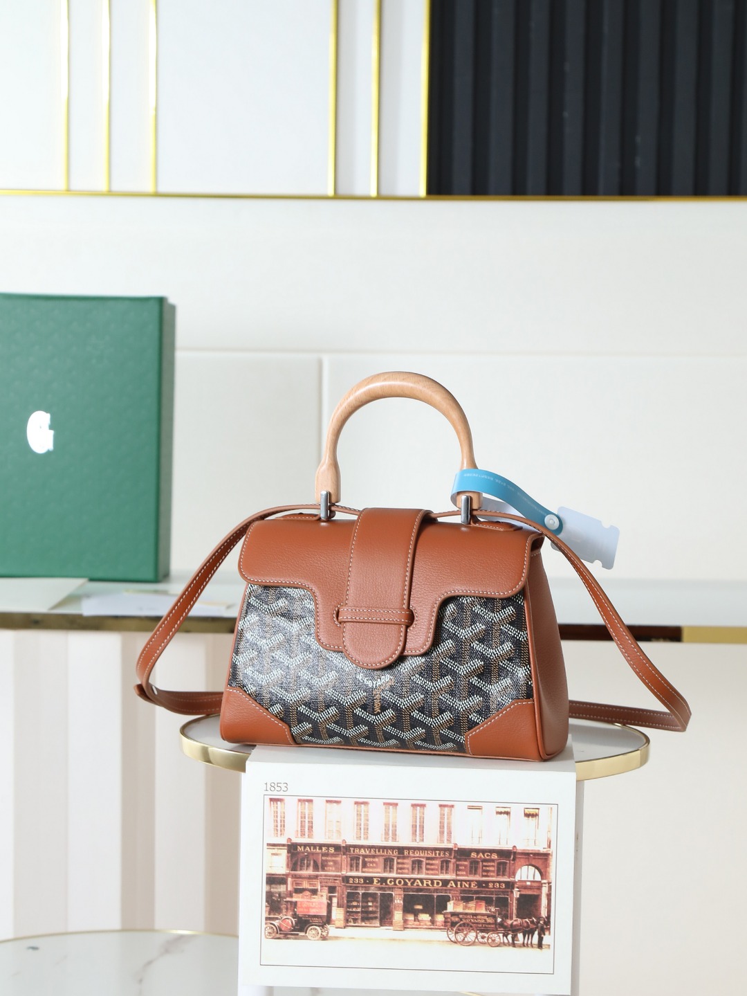 NO:214155,[Excellent quality original product] Newly upgraded goyard saigon small bag. The imported calf matched with the pair of Goya material inside is also imported calf. The handle is made of solid wood. The saigon bag is one of the most representative classic bags of Goyar Home. It presents the characteristics of all goyar suitcase making technology in the form of a handbag. The sufficient capacity of the saigon small bag makes it a perfect choice for daily bag models. The elegant temperament and fashionable modernity are combined. Different matching styles, different styles, and the shoulder crossbody. Size size: 20x14.5x9cm, plus the total height of the wooden handle 25cm. Item number 8005, Goya, original leather19860909【特级品质 原厂货】 全新升级goyard saigon 小号包.外进口小牛搭配对版戈雅料内里 也是进口小牛, 手柄是实木制作,saigon包是goyar之家最具代表性的经典包款之一,它以手袋的形式呈现出 goyar所有旅行箱制作工艺的特点.saigon 小号包充足的容量使它成为日用包款的完美之选,气质优雅与时尚摩登感相结合,不同搭配不同风格,手提 肩背斜挎. 尺寸 size :20x14.5x9cm、加上木柄总高25cm 货号8005,戈雅，原厂皮,Bag