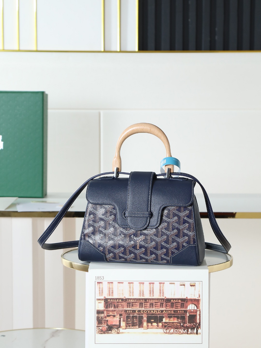 NO:214157,[Excellent quality original product] Newly upgraded goyard saigon small bag. The imported calf matched with the pair of Goya material inside is also imported calf. The handle is made of solid wood. The saigon bag is one of the most representative classic bags of Goyar Home. It presents the characteristics of all goyar suitcase making technology in the form of a handbag. The sufficient capacity of the saigon small bag makes it a perfect choice for daily bag models. The elegant temperament and fashionable modernity are combined. Different combinations are different styles, and the shoulders are cross-body. Size: 20x14.5x9cm, plus the total height of the wooden handle is 25cm. Item number 8005, Goya, original leather19860909【特级品质 原厂货】 全新升级goyard saigon 小号包.外进口小牛搭配对版戈雅料内里 也是进口小牛, 手柄是实木制作,saigon包是goyar之家最具代表性的经典包款之一,它以手袋的形式呈现出 goyar所有旅行箱制作工艺的特点.saigon 小号包充足的容量使它成为日用包款的完美之选,气质优雅与时尚摩登感相结合,不同搭配不同风格,手提 肩背斜挎. 尺寸 size :20x14.5x9cm、加上木柄总高25cm 货号8005,戈雅，原厂皮,Bag