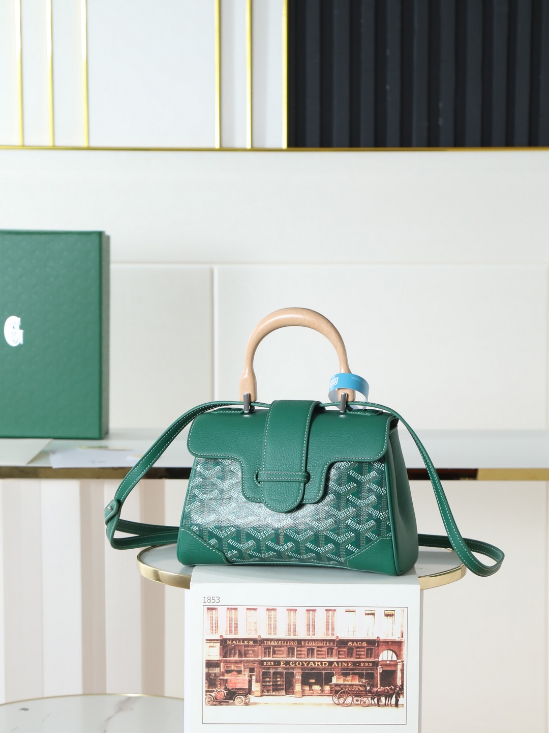 NO:214159,[Excellent quality original product] Newly upgraded goyard saigon small bag. The imported calf matched with the pair of Goya material inside is also imported calf. The handle is made of solid wood. The saigon bag is one of the most representative classic bags of Goyar Home. It presents the characteristics of all goyar suitcase making technology in the form of a handbag. The sufficient capacity of the saigon small bag makes it a perfect choice for daily bag models. The elegant temperament and fashionable modernity are combined. Different matching styles, different styles, and the shoulder crossbody. Size size: 20x14.5x9cm, plus the total height of the wooden handle 25cm. Item number 8005, Goya, original leather19860909【特级品质 原厂货】 全新升级goyard saigon 小号包.外进口小牛搭配对版戈雅料内里 也是进口小牛, 手柄是实木制作,saigon包是goyar之家最具代表性的经典包款之一,它以手袋的形式呈现出 goyar所有旅行箱制作工艺的特点.saigon 小号包充足的容量使它成为日用包款的完美之选,气质优雅与时尚摩登感相结合,不同搭配不同风格,手提 肩背斜挎. 尺寸 size :20x14.5x9cm、加上木柄总高25cm 货号8005,戈雅，原厂皮,Bag