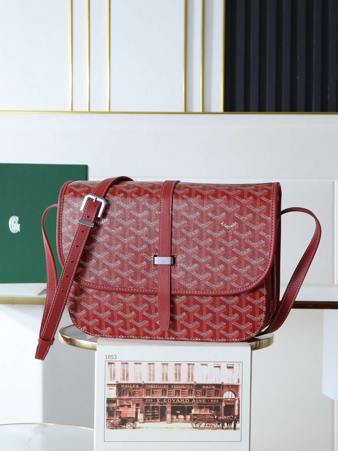 NO:639834,[Super quality, original materials, complete package] Belvédère||The most classic characteristics of the Belvédère|| bag are simple and elegant, light and practical. The single narrow buckle passes smoothly through the metal ring and can be opened and closed freely; the leather trim highlights the outline of the bag in a line, and the leather lining of the flap also makes the bag's profile more three-dimensional. Belvédère||  It has three built-in pockets, which can properly store daily necessities, and has an adjustable shoulder strap, which can be used as a crossbody bag or a shoulder bag. Its clever design is a new interpretation of Goyard's traditional craftsmanship, and also shows the ultimate simple style and sports fashion spirit. Medium size 28*19*7.5Cm 244L, Goya [original], louis vuitton, shoulder bags, satchels, crossbody bags19860909【特级品质 原厂料 全套包装】 Belvédère||包最经典的特质简约优雅,轻便实用.单狭带扣流畅地穿过金属环,开关自如；皮质镶边以线条的方式凸显出包身轮廓,翻盖的皮质内衬亦使包的廓形更为立体.Belvédère|| 内置三个口袋,可妥善收纳日常必需品,并设有可调节肩带,能作为斜挎包或单肩包使用.其巧妙的设计是Goyard传统工艺的全新演绎,同时亦展现了极致简约风格与体育时尚精神 中号尺寸28*19*7.5Cm 244L,戈雅【原厂】,louis vuitton,shoulder bags,satchels,crossbody bags,Bag