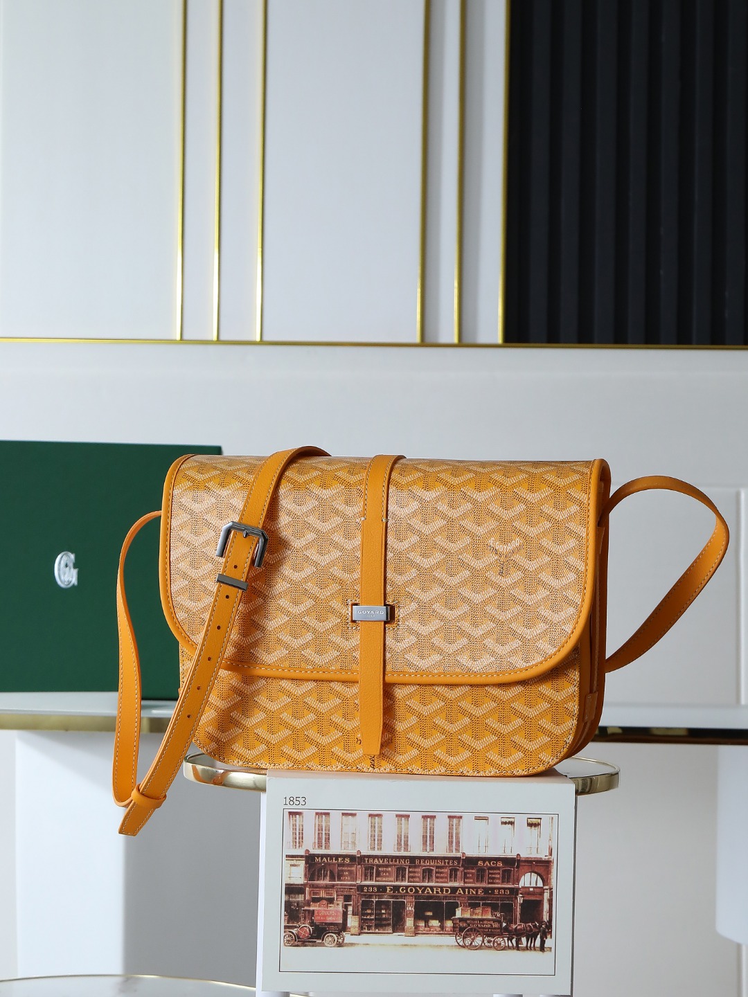 NO:618811,[Super quality, original materials, complete package] Belvédère||The most classic characteristics of the Belvédère|| bag are simple and elegant, light and practical. The single narrow buckle passes smoothly through the metal ring and can be opened and closed freely; the leather trim highlights the outline of the bag in a line, and the leather lining of the flap also makes the bag's profile more three-dimensional. Belvédère||  It has three built-in pockets, which can properly store daily necessities, and has an adjustable shoulder strap, which can be used as a crossbody bag or a shoulder bag. Its clever design is a new interpretation of Goyard's traditional craftsmanship, and also shows the ultimate simple style and sports fashion spirit. Medium size 28*19*7.5Cm 244L, Goya [original], louis vuitton, shoulder bags, satchels, crossbody bags19860909【特级品质 原厂料 全套包装】 Belvédère||包最经典的特质简约优雅,轻便实用.单狭带扣流畅地穿过金属环,开关自如；皮质镶边以线条的方式凸显出包身轮廓,翻盖的皮质内衬亦使包的廓形更为立体.Belvédère|| 内置三个口袋,可妥善收纳日常必需品,并设有可调节肩带,能作为斜挎包或单肩包使用.其巧妙的设计是Goyard传统工艺的全新演绎,同时亦展现了极致简约风格与体育时尚精神 中号尺寸28*19*7.5Cm 244L,戈雅【原厂】,louis vuitton,shoulder bags,satchels,crossbody bags,Bag