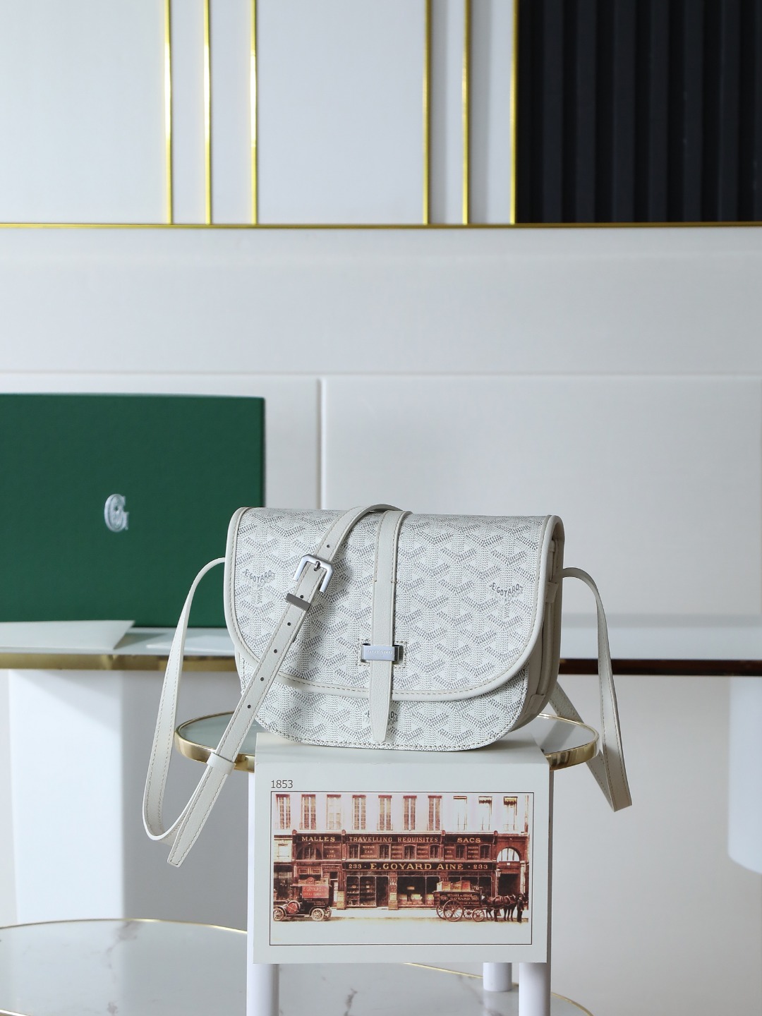 NO:618817,[Super quality, original materials, complete package] Goya messenger bag, authentic molded version, the most classic characteristics of the G bag are simple and elegant, light and practical. The single narrow buckle passes smoothly through the metal ring and can be opened and closed freely; the leather trim highlights the outline of the bag in a linear manner, and the leather lining of the flap also makes the bag's profile more three-dimensional.belvédère  2 bags have three built-in pockets, which can properly store daily necessities, and are equipped with adjustable shoulder straps, which can be used as cross-body bags or shoulder bags. The fabric is made of thickened rain dew linen with flax, linen fiber and cotton as the main components. Custom-made first-layer small leather, all-steel hardware. Size small 21*16*6cm 244, Goya [original], louis vuitton, shoulder bags, satchels, crossbody bags19860909【特级品质 原厂料 全套包装】 戈雅邮差包,正品开模打版, g包最经典的特质简约优雅,轻便实用.单狭带扣流畅地穿过金属环,开关自如；皮质镶边以线条的方式凸显出包身轮廓,翻盖的皮质内衬亦使包的廓形更为立体.belvédère 2包内置三个口袋,可妥善收纳日常必需品,并设有可调节肩带,能作为斜挎包或单肩包使用. 面料采用以亚麻、麻纤维以及棉为主要成分的加厚雨露麻对版定制头层小皮全钢五金 尺寸小号21*16*6cm 244,戈雅【原厂】,louis vuitton,shoulder bags,satchels,crossbody bags,Bag