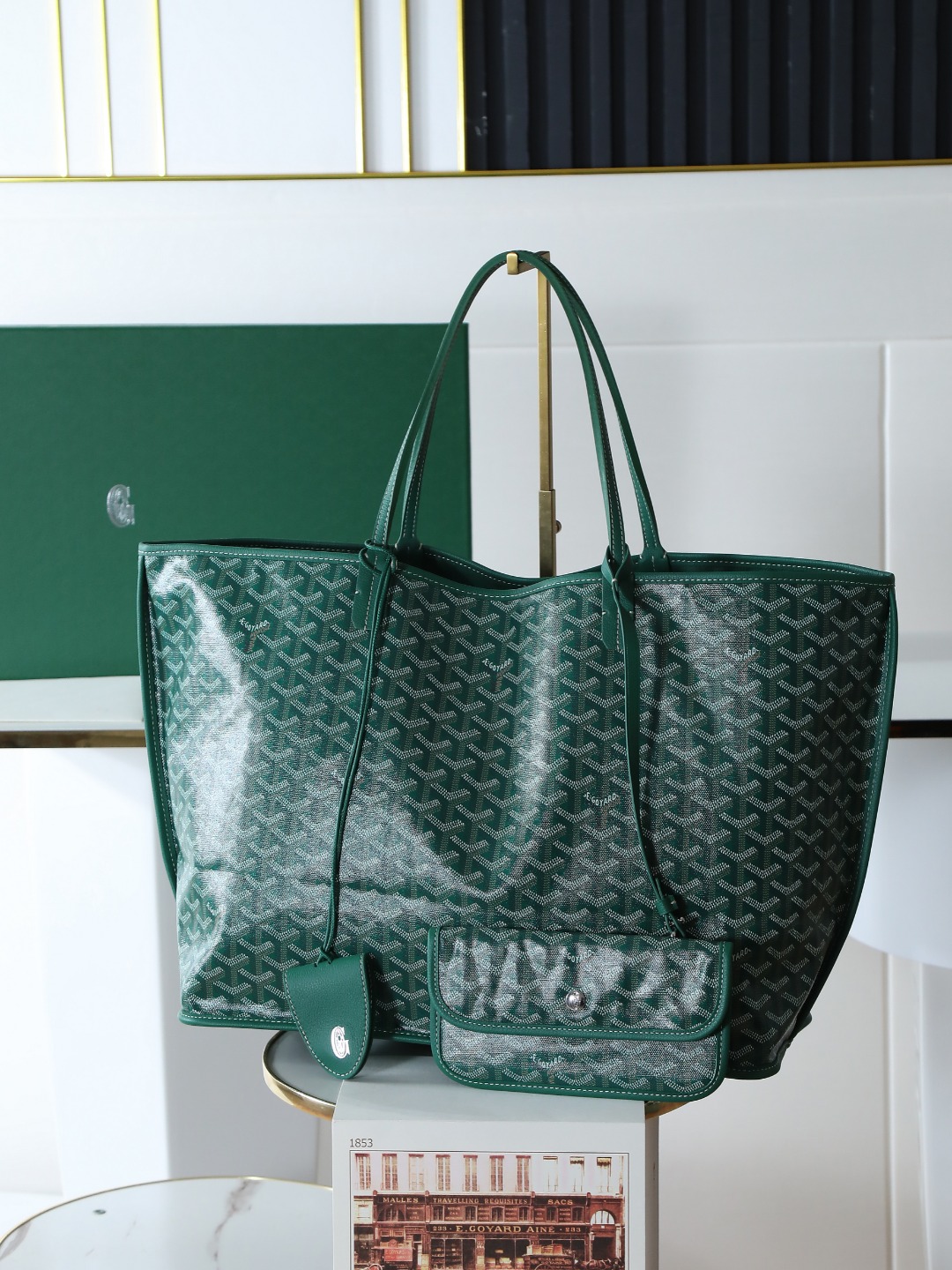 NO:618846,[Super quality, original material] reversible anjou double-sided tote extra large, made of imported calfskin, custom-made goyardine rain dew cotton and linen symmetrical pattern, full of high-end, looks good in any color, versatile, unisex, large built-in space, upgraded delivery package with sealing clip, classic 11 colors, size bag opening 57cm, bottom 39*height 32*bottom width 19cm  020166 green, Goya [original], versace, cowhide19860909【特级品质 原厂料】 reversible anjou 双面托特大号 采用进口对版头层小牛皮定制goyardine 雨露棉麻对版对称花纹 高级感十足,随便什么颜色上身都好好看百搭不过时,男女通用哦 内置空间超大,升级配送包饰封口夹,经典11色 尺寸袋口57cm、底39*高32*底宽19cm 020166绿色,戈雅【原厂】,versace,cowhide,Bag