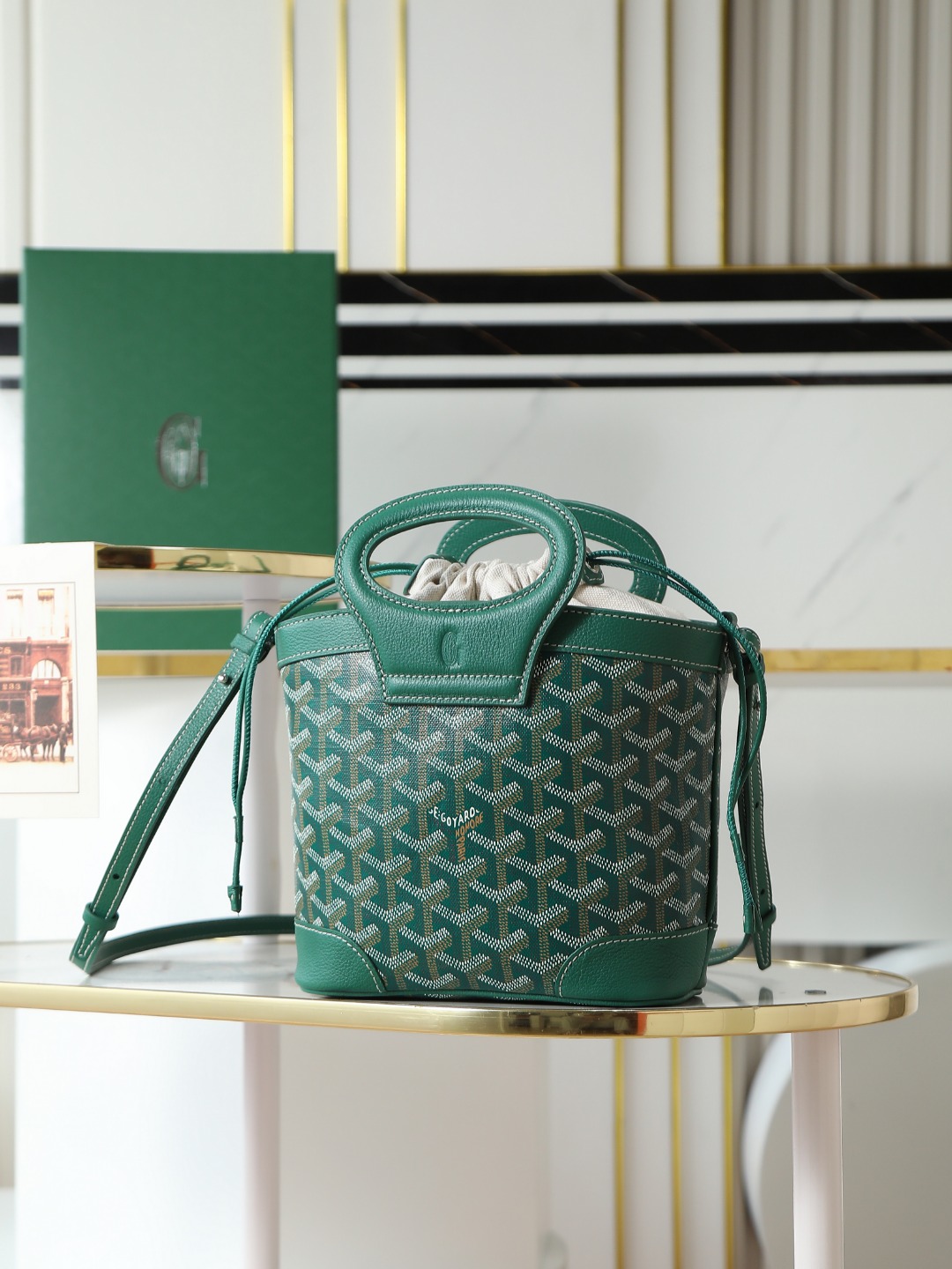 NO:618968,[Premium quality, original] The Beluga mini bag is designed to improve daily life. The inner pocket of cotton and linen texture, equipped with a low-key and practical drawstring, ensures the safety of your personal belongings. The two leather handles are reminiscent of the brand's classic luggage and are comfortable to hold. With the detachable and adjustable leather strap, this bag can also be used as a shoulder bag or crossbody bag. Item No. 09 23 cm × 8 cm × 18.5 cm, Goya [original], shoulder  bags,satchels,mini bags,crossbody bags19860909【特级品质 原厂货】 Beluga 迷你包专为改善日常生活而设计.棉麻质地的内袋,配以低调实用的抽绳,确保您个人物品的安全.两个皮质手柄让人联想到品牌的经典行李箱,抓握舒适.通过可拆卸和可调节的皮质背带,这款包还可用作单肩包或斜挎包. 货号09 23 cm × 8 cm × 18.5 cm,戈雅【原厂】,shoulder bags,satchels,mini bags,crossbody bags,Bag