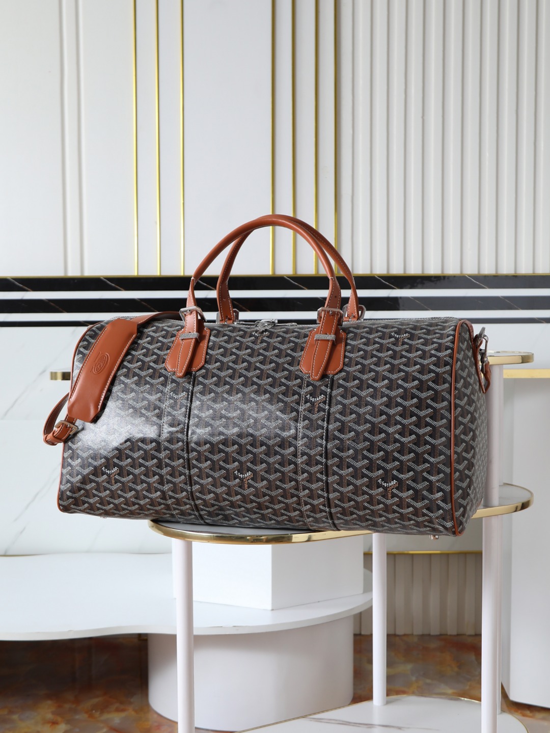 NO:618964,[Premium quality original goods] BOSTON50 travel bag Ideal companion for weekend trips, short trips, business trips, great use of zipper system with padlock to ensure the safety of personal belongings. BOSTON 50 travel bag is suitable for use in the cabin, and can be carried on the shoulder or cross-body by matching an additional shoulder strap. Yellow water-repellent cotton lining Double padlock slide rail Equipped with padlock and key, bottom nail, side half-circle design. Dimensions  49X23X26cm Item No. 2309, Goya [Original], travel bags19860909【特级品质 原厂货】  BOSTON50 旅行包 周末出行的理想伴侣 短途旅行 商务出行 巨佳 采用带挂锁的拉链系统能保证个人物品的安全. BOSTON 50旅行包适合在机舱内使用,通过搭配一条额外的肩带,可以实现肩背或斜挎. 黄色拒水棉衬里 双挂锁滑轨 配有挂锁和钥匙,底钉,侧面半圆环设计. 尺寸 49X23X26cm 货号2309,戈雅【原厂】,travel bags,Bag