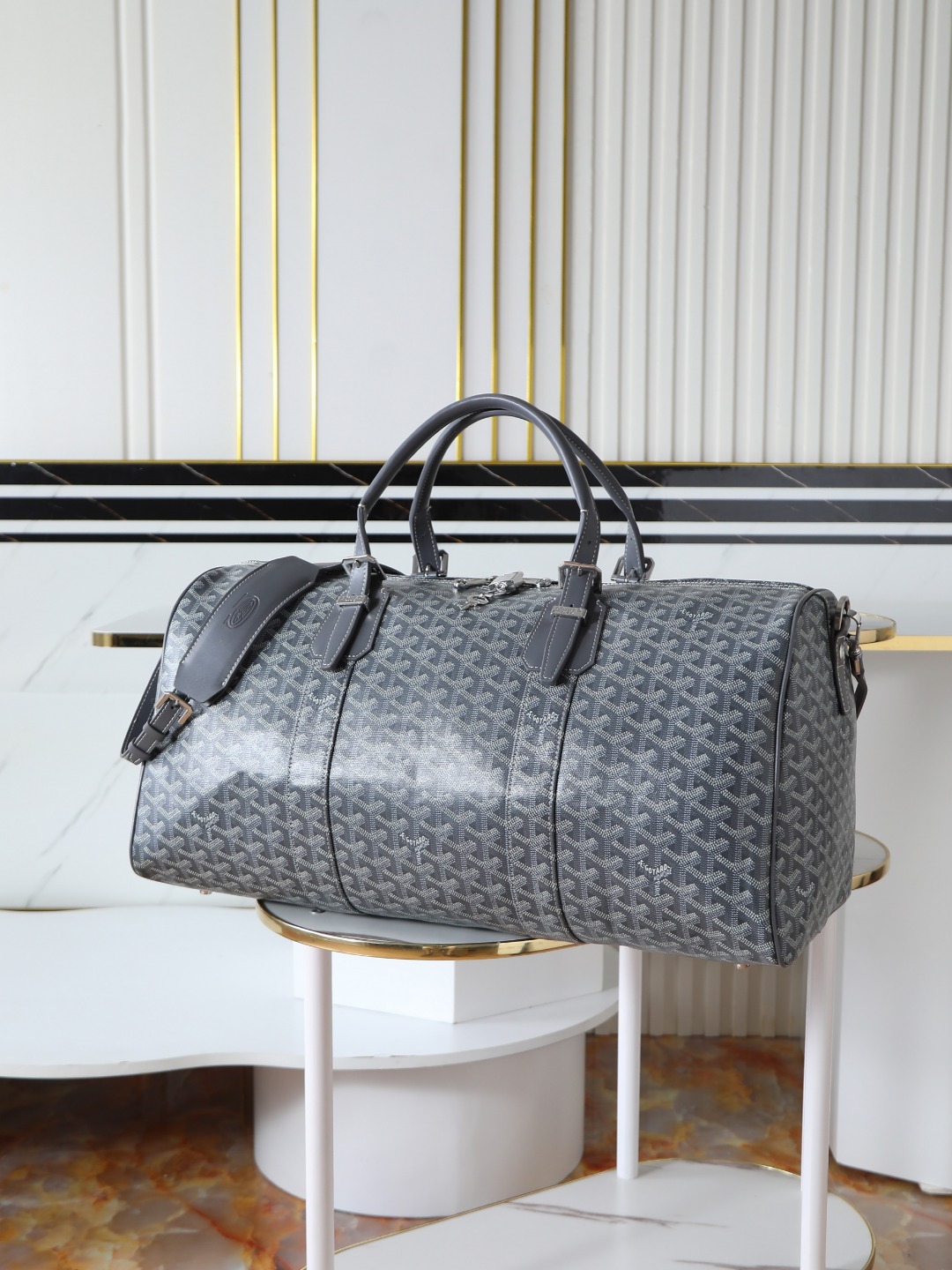 NO:618931,[Premium quality original goods] BOSTON50 travel bag Ideal companion for weekend trips, short trips, business trips, great use of zipper system with padlock to ensure the safety of personal belongings. BOSTON 50 travel bag is suitable for use in the cabin, and can be carried on the shoulder or cross-body by matching an additional shoulder strap. Yellow water-repellent cotton lining Double padlock slide rail Equipped with padlock and key, bottom nail, side half-circle design. Dimensions  49X23X26cm Item No. 2309, Goya [Original], travel bags19860909【特级品质 原厂货】  BOSTON50 旅行包 周末出行的理想伴侣 短途旅行 商务出行 巨佳 采用带挂锁的拉链系统能保证个人物品的安全. BOSTON 50旅行包适合在机舱内使用,通过搭配一条额外的肩带,可以实现肩背或斜挎. 黄色拒水棉衬里 双挂锁滑轨 配有挂锁和钥匙,底钉,侧面半圆环设计. 尺寸 49X23X26cm 货号2309,戈雅【原厂】,travel bags,Bag