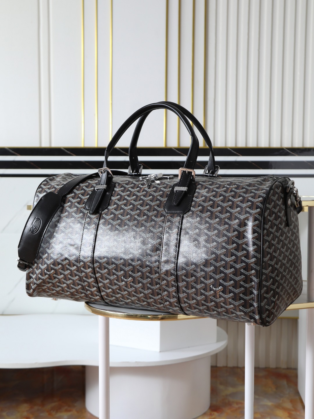 NO:618942,[Premium quality original goods] BOSTON50 travel bag Ideal companion for weekend trips, short trips, business trips, great use of zipper system with padlock to ensure the safety of personal belongings. BOSTON 50 travel bag is suitable for use in the cabin, and can be carried on the shoulder or cross-body by matching an additional shoulder strap. Yellow water-repellent cotton lining Double padlock slide rail Equipped with padlock and key, bottom nail, side half-circle design. Dimensions  49X23X26cm Item No. 2309, Goya [Original], travel bags19860909【特级品质 原厂货】  BOSTON50 旅行包 周末出行的理想伴侣 短途旅行 商务出行 巨佳 采用带挂锁的拉链系统能保证个人物品的安全. BOSTON 50旅行包适合在机舱内使用,通过搭配一条额外的肩带,可以实现肩背或斜挎. 黄色拒水棉衬里 双挂锁滑轨 配有挂锁和钥匙,底钉,侧面半圆环设计. 尺寸 49X23X26cm 货号2309,戈雅【原厂】,travel bags,Bag