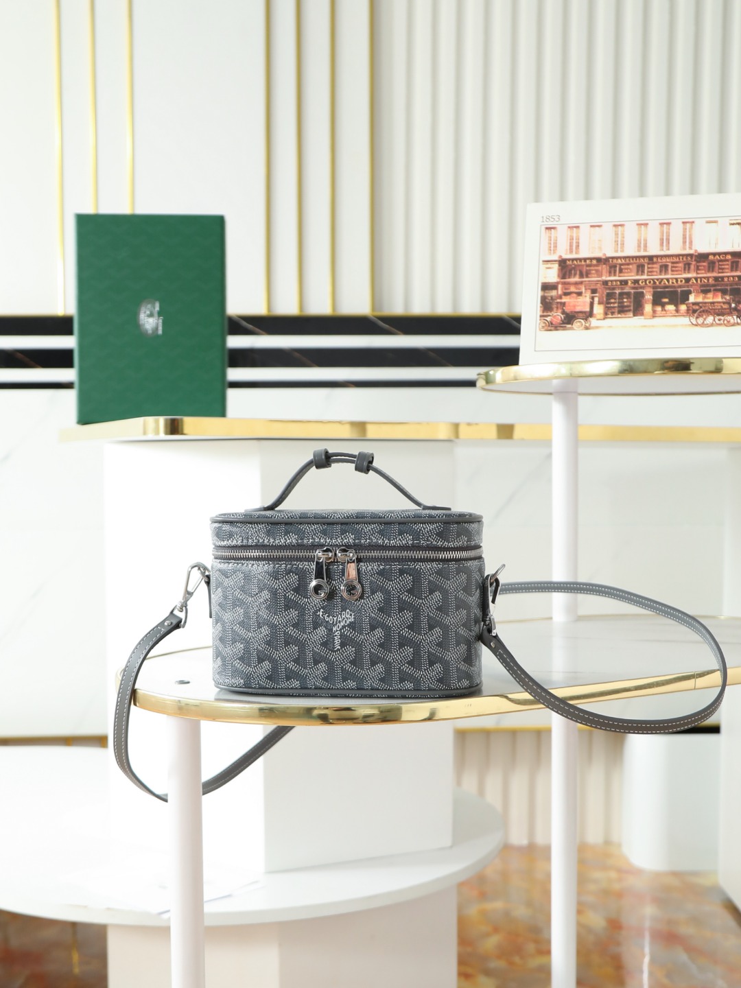 NO:618965,Goyard's new Muse mini bag has been shipped. It continues the design elements of the Muse small bag. It must not be tolerated as a box bag. The small and stiff bag body is both elegant and practical. It is light and has a large capacity. It can fit even a max size. It is equipped with a detachable leather shoulder strap. The leather handle can be carried by hand, shoulder or cross-body. 11 colors to choose from, size: length 16cm, width 8cm, height 10cm, Goya [original factory]19860909Goyard(戈雅)新款Muse mini包出货啦延续了Muse小号包的设计元素,作为盒子包控一定不能忍,小小的挺括的包身既优雅又实用,包身轻容量大, max的大都能放哟配备可拆卸皮质肩带,皮革手柄可手提、肩背或斜挎. 11个色可供选择,尺寸:长16cm宽8cm高10cm,戈雅【原厂】,Bag