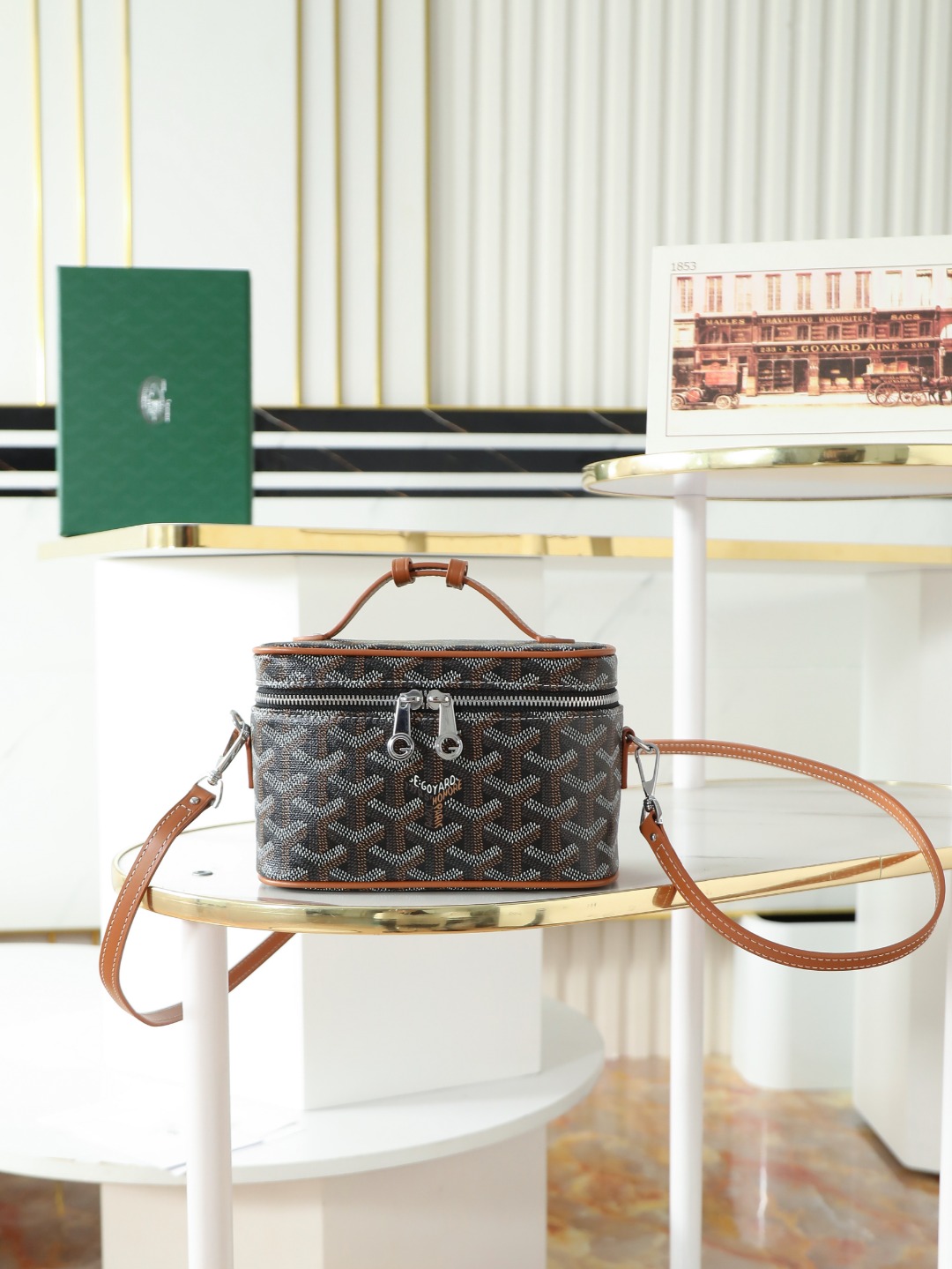 NO:618973,Goyard's new Muse mini bag has been shipped. It continues the design elements of the Muse small bag. It must not be tolerated as a box bag. The small and stiff bag body is both elegant and practical. It is light and has a large capacity. It can fit even a max size. It is equipped with a detachable leather shoulder strap. The leather handle can be carried by hand, shoulder or cross-body. 11 colors to choose from, size: length 16cm, width 8cm, height 10cm, Goya [original factory]19860909Goyard(戈雅)新款Muse mini包出货啦延续了Muse小号包的设计元素,作为盒子包控一定不能忍,小小的挺括的包身既优雅又实用,包身轻容量大, max的大都能放哟配备可拆卸皮质肩带,皮革手柄可手提、肩背或斜挎. 11个色可供选择,尺寸:长16cm宽8cm高10cm,戈雅【原厂】,Bag