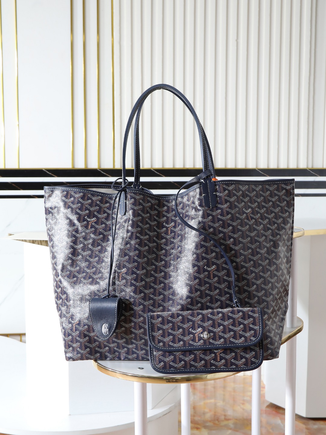 NO:941148,[Super quality original material] Saint Louis large bag is made of goyardine canvas, unlined, soft and light, reversible, the front is made of goyardine canvas and the other side is made of cotton and linen knitted material. The two leather handles change from thin to thick, supporting multiple carrying methods. It comes with a detachable inner bag that hangs on one of the handles of the bag for quick access. 34 cm x 20 cm x 40 cm 020146L Gray  With gift bag, Goya, original leather, louis vuitton, saint laurent19860909【特级品质 原厂料】 saint louis 大号包采用 goyardine 帆布制成,无衬里,柔软而轻盈,可双面使用,正面为 goyardine 帆布材质,另一面为棉麻针织材质.两个皮革提手从细变粗,支持多种背法.它带有一个可拆卸内袋,挂在包的一个提手上,方便快速取用. 34 cm x 20 cm x 40 cm 020146L灰 配礼品袋,戈雅，原厂皮,louis vuitton,saint laurent,Bag