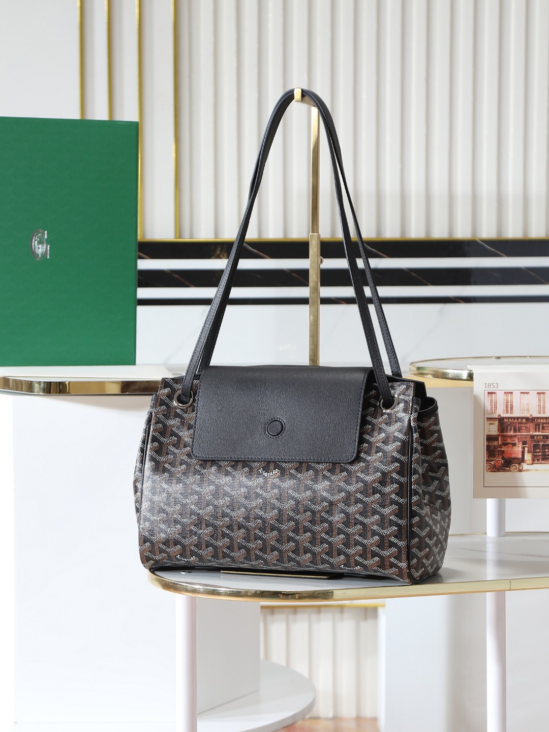 NO:941181,The Rouette bag embodies the modular principle of the House of Goyard, offering 22 different ways of carrying it thanks to its fixed sliding shoulder straps, folding side wings and magnetic leather flap. Therefore, it will suit all styles and needs and can be transformed into different shapes at any time. 23 cm x 14 cm x 31 cm Item No. 120181, Goya, original leather19860909Rouette bag鲁爱包体现了 Goyard之家的模块化原则,由于采用固定滑动肩带、折叠式侧翼和磁性皮革翻盖,它提供了 22 种不同的背法.因此,它将满足所有风格和需求,随时变换不同造型. 23 cm x 14 cm x 31 cm 货号120181,戈雅，原厂皮,Bag