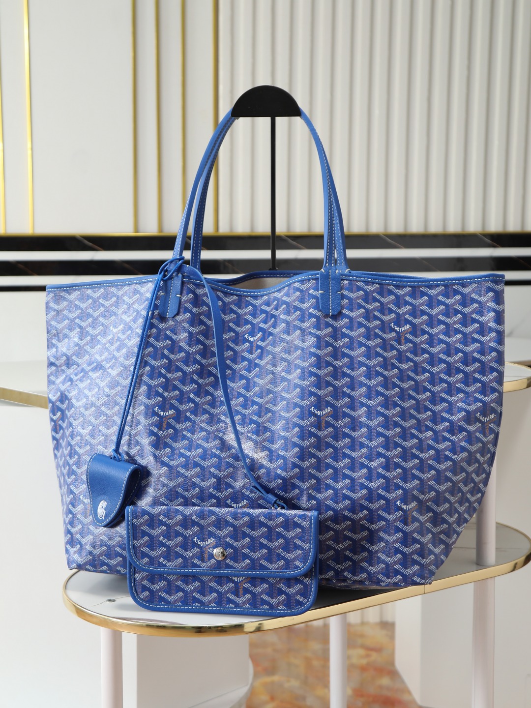 NO:941212,[Super quality original material] Saint Louis large bag is made of goyardine canvas, unlined, soft and light, reversible, the front is made of goyardine canvas and the other side is made of cotton and linen knitted material. The two leather handles change from thin to thick, supporting multiple carrying methods. It comes with a detachable inner bag that hangs on one of the handles of the bag for quick access. 34 cm x 20 cm x 40 cm 020146L Gray  With gift bag, Goya, original leather, louis vuitton, saint laurent19860909【特级品质 原厂料】 saint louis 大号包采用 goyardine 帆布制成,无衬里,柔软而轻盈,可双面使用,正面为 goyardine 帆布材质,另一面为棉麻针织材质.两个皮革提手从细变粗,支持多种背法.它带有一个可拆卸内袋,挂在包的一个提手上,方便快速取用. 34 cm x 20 cm x 40 cm 020146L灰 配礼品袋,戈雅，原厂皮,louis vuitton,saint laurent,Bag