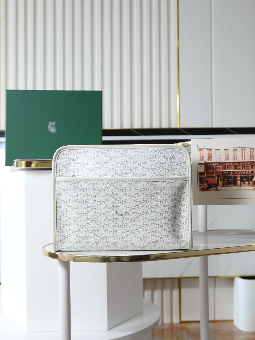 NO:941383,[Super quality original goods] Small size (Gejia) new product Jouvence toiletry bag Goyard Jouvence toiletry bag series has always been a classic of Goyard's art of life and travel!  Handmade from cowhide, with a yellow lining and a compartment inside and outside. The design is simple, lightweight, strong and durable, the lining is clean and tidy, and the appearance is elegant and fashionable. It is an indispensable functional product on the road. The large toiletry bag is the perfect choice for large storage capacity. The small toiletry bag can be carried around when going out. It can accommodate items for quick makeup touch-ups. It can also be used as a small wallet and clutch bag. It is a representative work of Goyard's practicality and urban style. Model: 05 size  25x18×7, Goya, original leather, wallets, handbag, cowhide19860909【特级品质 原厂货】 小号（戈家）新品Jouvence 洗漱包 Goyard Jouvence 洗漱包系列一直是Goyard生活和旅行艺术的经典之作！牛皮手工制作 搭配黄色里布、内外均有一个隔层设计简约轻盈,牢固耐用,内衬干净整洁,外观优雅时尚,是旅途中不可或缺的功能性产品大号洗漱包是收纳大容量的完美之选小号洗漱包外出随身携带,容纳急速补妆的单品,亦可作为小钱包和手拿包使用,是Goyard 实用性和都市风格的代表之作.型号:05 尺寸 25x18×7,戈雅，原厂皮,wallets,handbag,cowhide,Bag