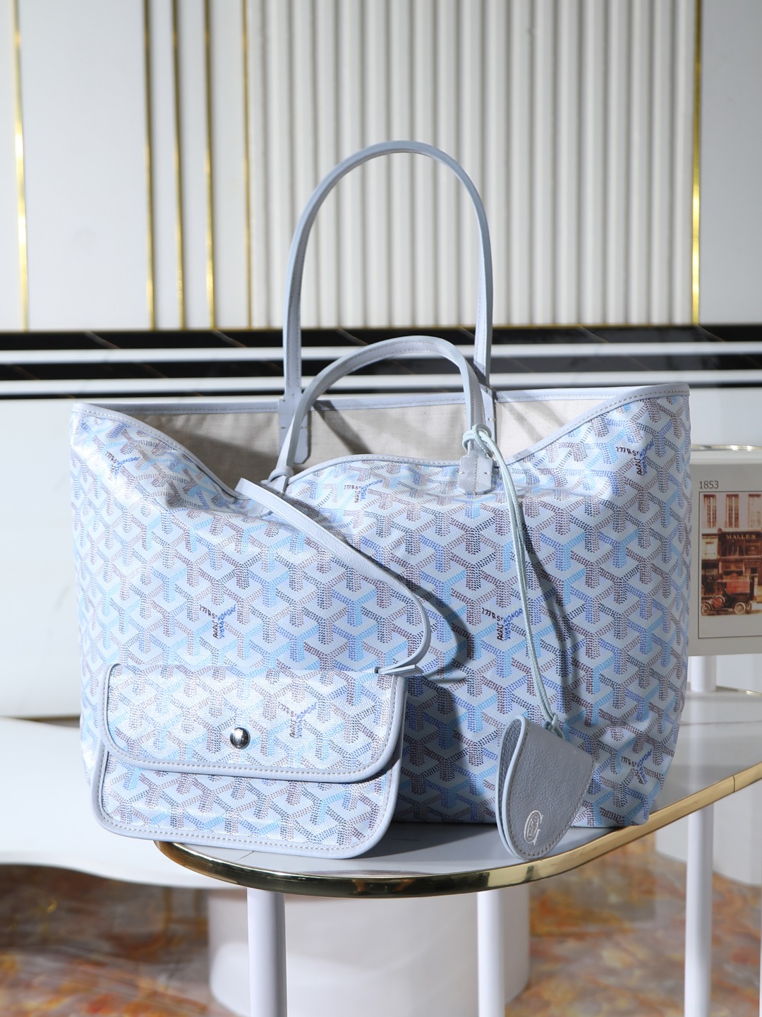 NO:941485,[Premium quality, original goods] This 2026 limited edition SAINT LOUIS small bag is made of limited edition four-season colorful canvas, inspired by the gorgeous four-season tones and launched in four colors. The colorful GOYARDINE canvas replaces the conventional three-color design with a Y-shaped pattern in six colors. Whether it is refined and elegant or casual, low-key and restrained or eye-catching. SAINT  LOUIS large handbags can be perfectly adapted to various occasions. They are extremely light and can be used on both sides. They are equipped with a 'CROC' leather bag to ensure the safety of items and come with a removable inner bag. M size size34×15×28cm, bag opening 47cm 020146, Goya, original leather, louis vuitton, saint laurent19860909【特级品质 原厂货】这款2026年限量版SAINT LOUIS小号包袋,参与限定四季炫彩帆布打造,灵感源自绚烂的四季色调从而推出四款配色.多彩GOYARDINE帆布以六种配色的Y字纹取代常规的三色设计.无论是精致优雅或休闲随性,低调内敛或夺目亮眼. SAINT LOUIS大号手袋都可以完美适配各种场合,轻盈至极还可以双面使用,配有“CROC”有皮革包夹确保物品安全,并附有可拆卸内袋. M尺寸size34×15×28cm,袋口47cm 020146,戈雅，原厂皮,louis vuitton,saint laurent,Bag