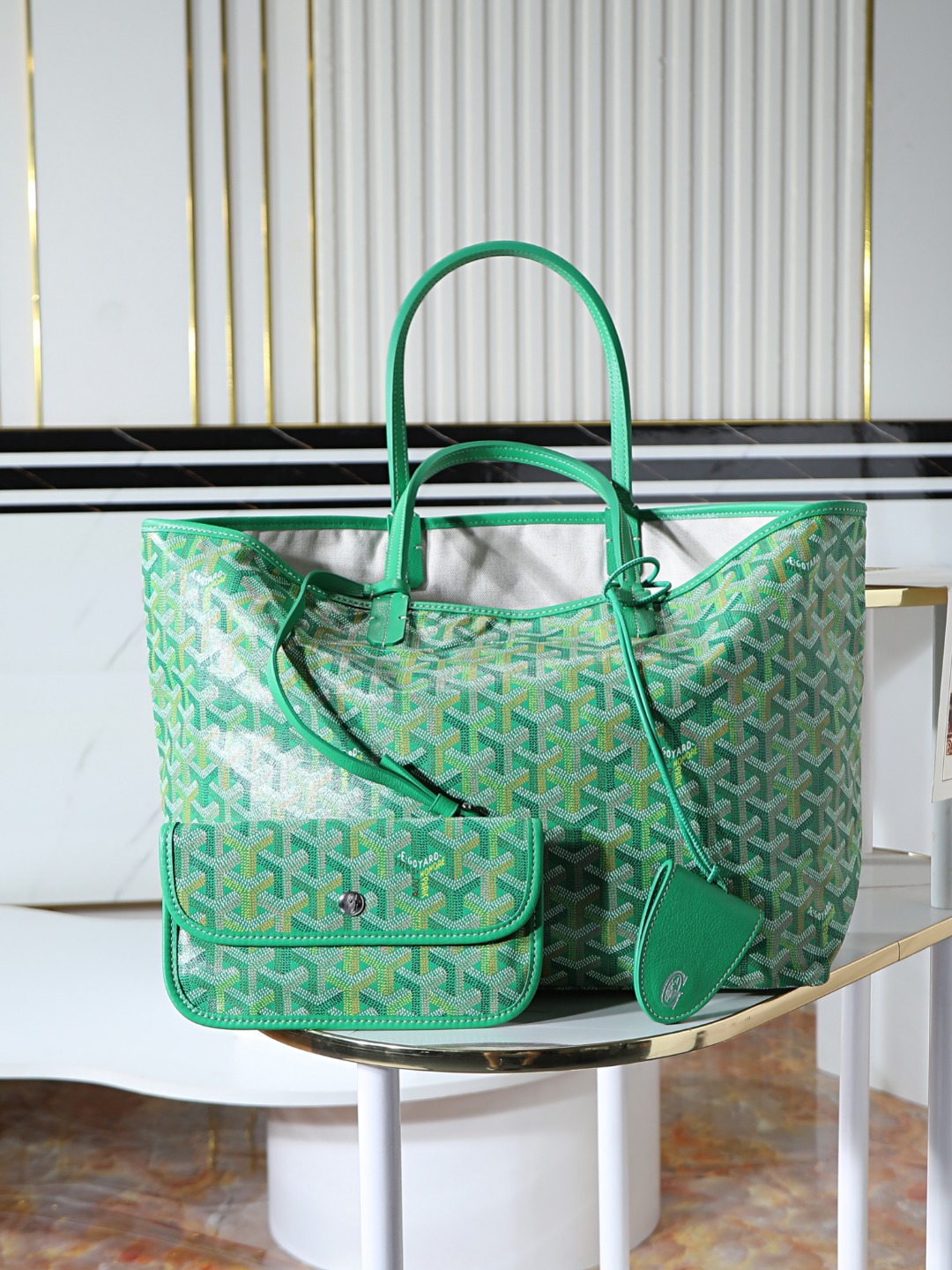NO:941498,[Premium quality, original goods] This 2026 limited edition SAINT LOUIS small bag is made of limited edition four-season colorful canvas, inspired by the gorgeous four-season tones and launched in four colors. The colorful GOYARDINE canvas replaces the conventional three-color design with a Y-shaped pattern in six colors. Whether it is refined and elegant or casual, low-key and restrained or eye-catching. SAINT  LOUIS large handbags can be perfectly adapted to various occasions. They are extremely light and can be used on both sides. They are equipped with a 'CROC' leather bag to ensure the safety of items and come with a removable inner bag. M size size34×15×28cm, bag opening 47cm 020146, Goya, original leather, louis vuitton, saint laurent19860909【特级品质 原厂货】这款2026年限量版SAINT LOUIS小号包袋,参与限定四季炫彩帆布打造,灵感源自绚烂的四季色调从而推出四款配色.多彩GOYARDINE帆布以六种配色的Y字纹取代常规的三色设计.无论是精致优雅或休闲随性,低调内敛或夺目亮眼. SAINT LOUIS大号手袋都可以完美适配各种场合,轻盈至极还可以双面使用,配有“CROC”有皮革包夹确保物品安全,并附有可拆卸内袋. M尺寸size34×15×28cm,袋口47cm 020146,戈雅，原厂皮,louis vuitton,saint laurent,Bag