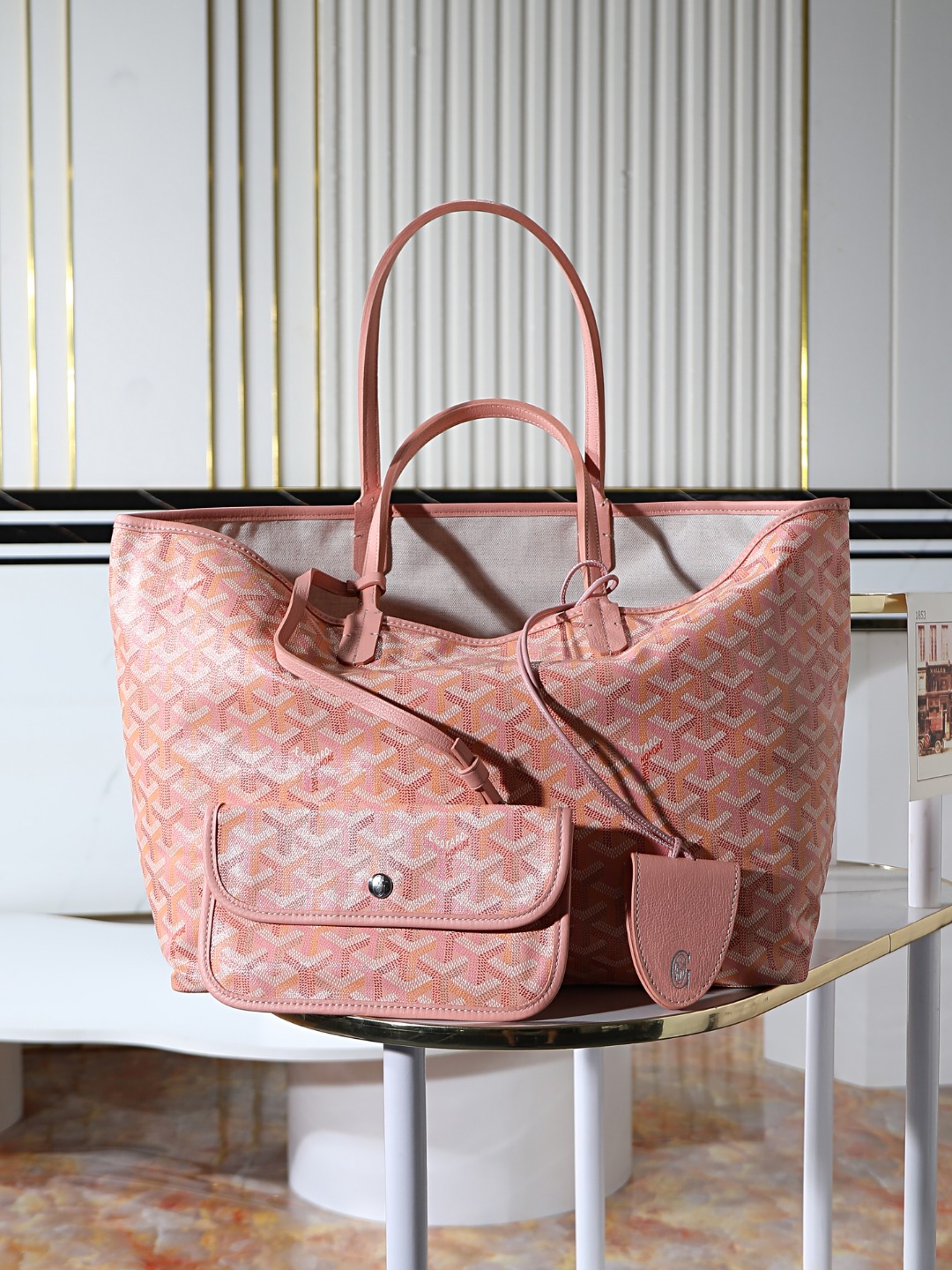 NO:941511,[Premium quality, original goods] This 2026 limited edition SAINT LOUIS small bag is made of limited edition four-season colorful canvas, inspired by the gorgeous four-season tones and launched in four colors. The colorful GOYARDINE canvas replaces the conventional three-color design with a Y-shaped pattern in six colors. Whether it is refined and elegant or casual, low-key and restrained or eye-catching. SAINT  LOUIS large handbags can be perfectly adapted to various occasions. They are extremely light and can be used on both sides. They are equipped with a 'CROC' leather bag to ensure the safety of items and come with a removable inner bag. M size size34×15×28cm, bag opening 47cm 020146, Goya, original leather, louis vuitton, saint laurent19860909【特级品质 原厂货】这款2026年限量版SAINT LOUIS小号包袋,参与限定四季炫彩帆布打造,灵感源自绚烂的四季色调从而推出四款配色.多彩GOYARDINE帆布以六种配色的Y字纹取代常规的三色设计.无论是精致优雅或休闲随性,低调内敛或夺目亮眼. SAINT LOUIS大号手袋都可以完美适配各种场合,轻盈至极还可以双面使用,配有“CROC”有皮革包夹确保物品安全,并附有可拆卸内袋. M尺寸size34×15×28cm,袋口47cm 020146,戈雅，原厂皮,louis vuitton,saint laurent,Bag