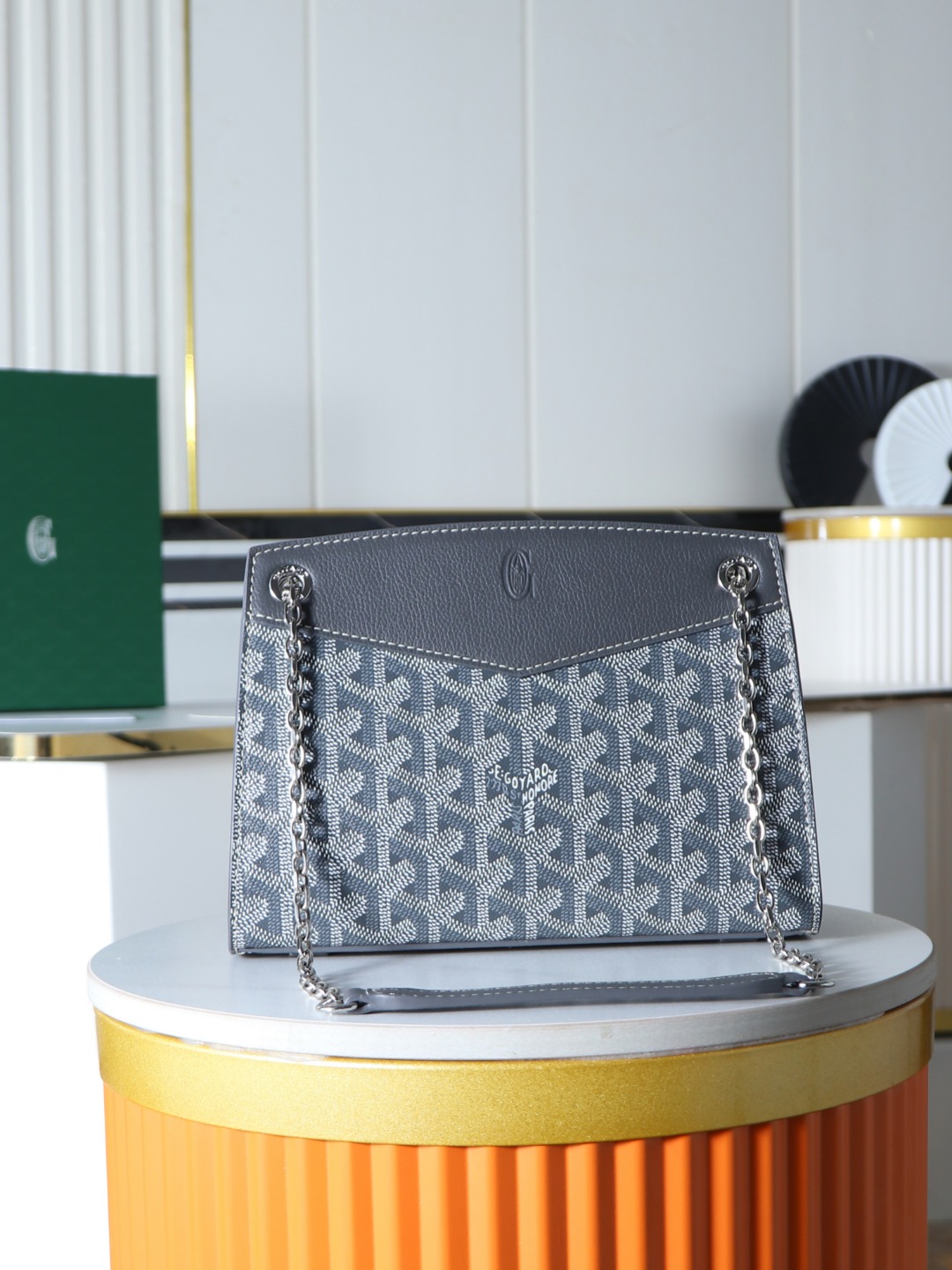 NO:941707,Rouette mini hard version chain is divided into small and mini. Different from the previous large inner compartments, the cowhide compartment with zipper divides the interior into two spaces, which are distinguished for storage. It is very friendly for people with obsessive-compulsive disorder. Leather chain design, adjustable shoulder straps, armpit, single shoulder, crossbody, light and neutral with a little woman's sense of fashion, delivery gift box Size21*15*6.5cm 020806, Goya, original leather, cowhide19860909Rouette mini号硬版链条鲁爱,分为小号和mini 不同于以往的大内隔,带拉链的牛皮隔层将内部隔出两个空间,区分存p,对于强迫症人士非常友好 皮革链条设计,可调节肩带,腋下、单肩、斜挎,轻便中性又有点小女人的时尚感,配送礼品盒 Size21*15*6.5cm 020806,戈雅，原厂皮,cowhide,Bag
