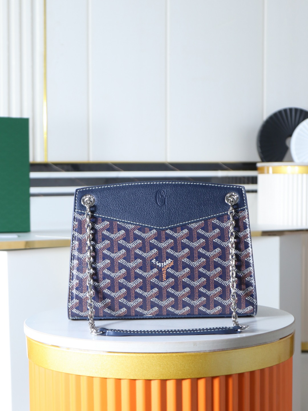 NO:941619,Rouette mini hard version chain is divided into small and mini. Different from the previous large inner compartments, the cowhide compartment with zipper divides the interior into two spaces, which are distinguished for storage. It is very friendly for people with obsessive-compulsive disorder. Leather chain design, adjustable shoulder straps, armpit, single shoulder, crossbody, light and neutral with a little woman's sense of fashion, delivery gift box Size21*15*6.5cm 020806, Goya, original leather, cowhide19860909Rouette mini号硬版链条鲁爱,分为小号和mini 不同于以往的大内隔,带拉链的牛皮隔层将内部隔出两个空间,区分存p,对于强迫症人士非常友好 皮革链条设计,可调节肩带,腋下、单肩、斜挎,轻便中性又有点小女人的时尚感,配送礼品盒 Size21*15*6.5cm 020806,戈雅，原厂皮,cowhide,Bag