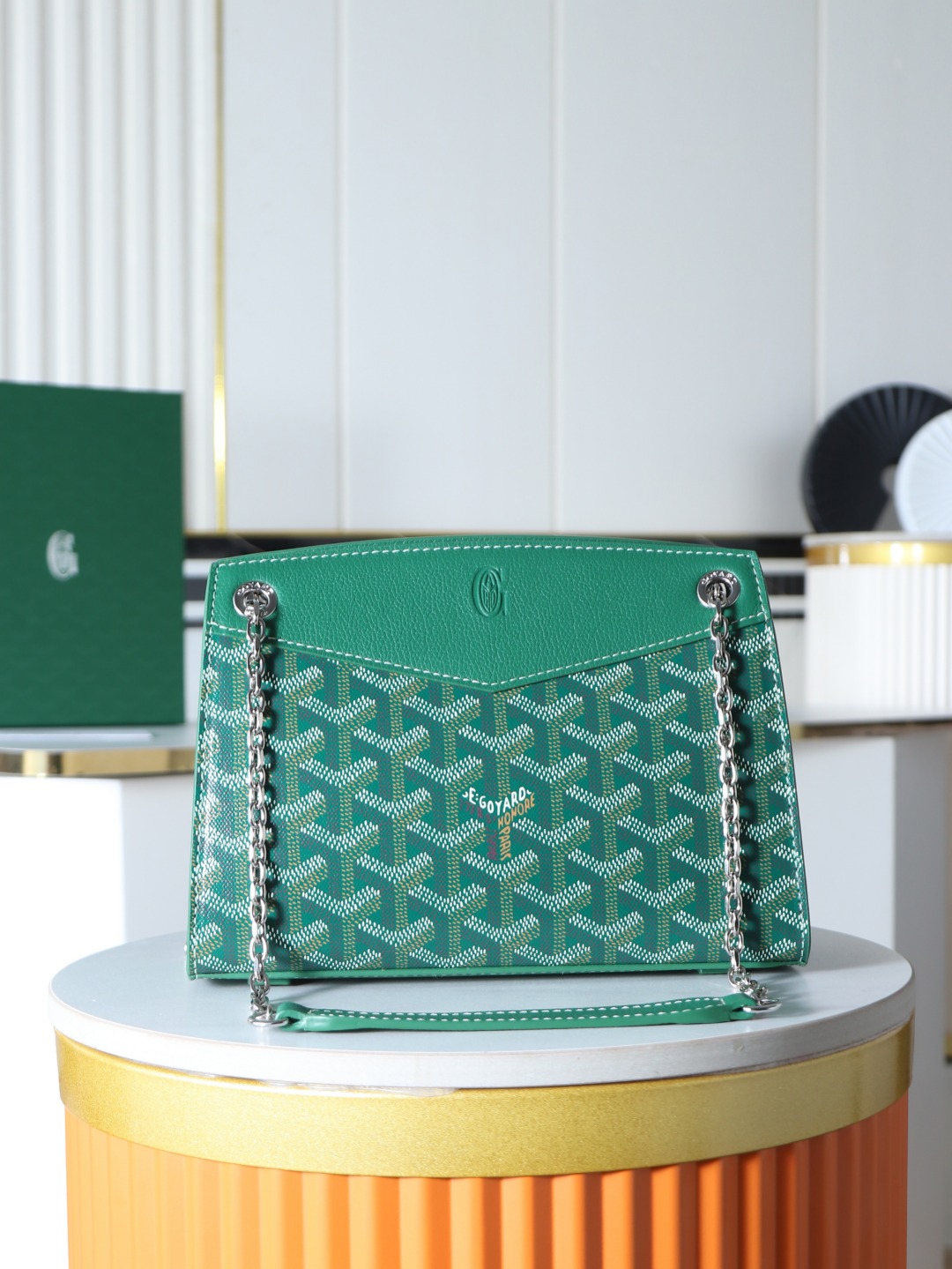 NO:941635,Rouette mini hard version chain is divided into small and mini. Different from the previous large inner compartments, the cowhide compartment with zipper divides the interior into two spaces, which are distinguished for storage. It is very friendly for people with obsessive-compulsive disorder. Leather chain design, adjustable shoulder straps, armpit, single shoulder, crossbody, light and neutral with a little woman's sense of fashion, delivery gift box Size21*15*6.5cm 020806, Goya, original leather, cowhide19860909Rouette mini号硬版链条鲁爱,分为小号和mini 不同于以往的大内隔,带拉链的牛皮隔层将内部隔出两个空间,区分存p,对于强迫症人士非常友好 皮革链条设计,可调节肩带,腋下、单肩、斜挎,轻便中性又有点小女人的时尚感,配送礼品盒 Size21*15*6.5cm 020806,戈雅，原厂皮,cowhide,Bag