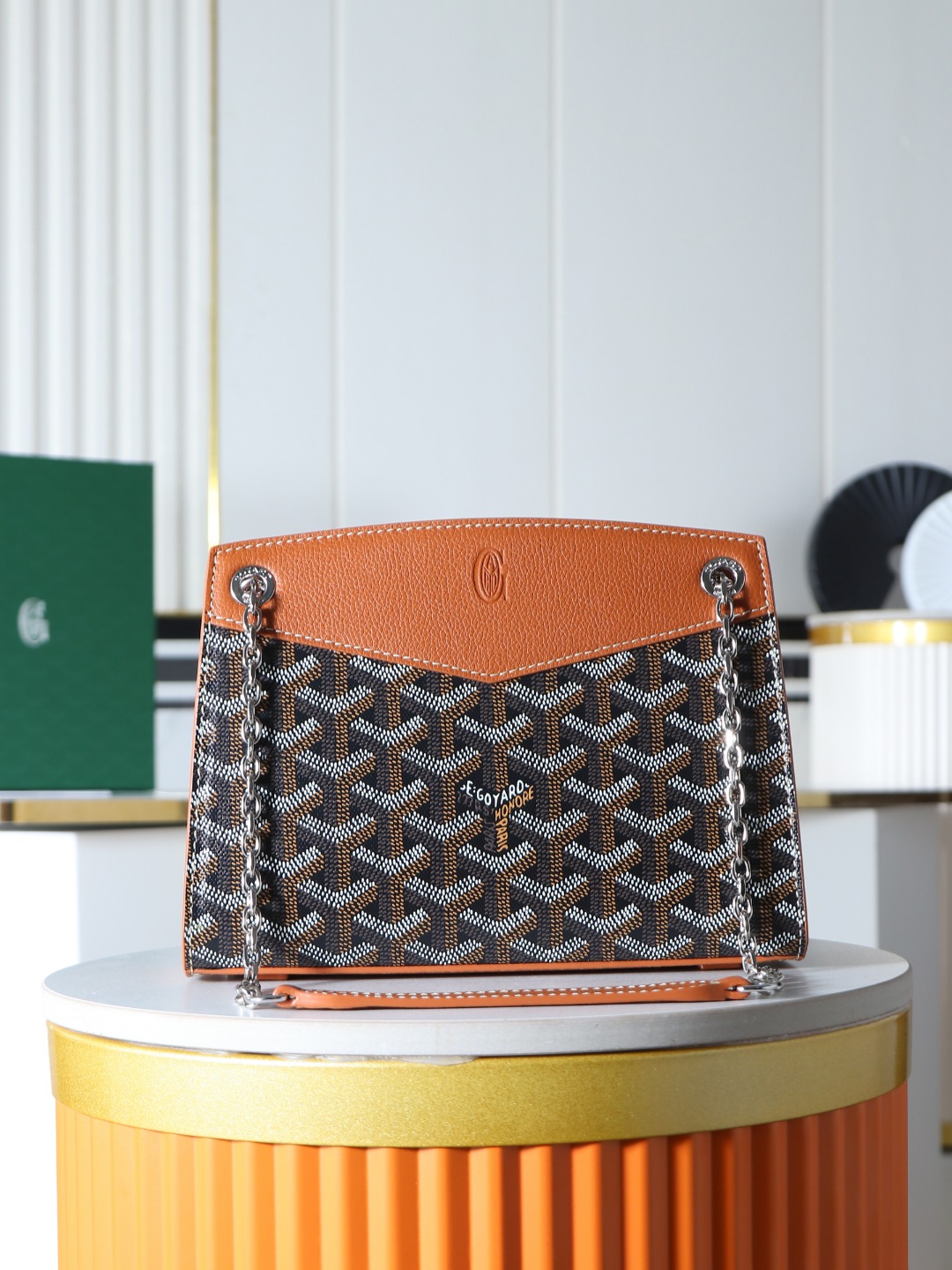 NO:941647,Rouette mini hard version chain is divided into small and mini. Different from the previous large inner compartments, the cowhide compartment with zipper divides the interior into two spaces, which are distinguished for storage. It is very friendly for people with obsessive-compulsive disorder. Leather chain design, adjustable shoulder straps, armpit, single shoulder, crossbody, light and neutral with a little woman's sense of fashion, delivery gift box Size21*15*6.5cm 020806, Goya, original leather, cowhide19860909Rouette mini号硬版链条鲁爱,分为小号和mini 不同于以往的大内隔,带拉链的牛皮隔层将内部隔出两个空间,区分存p,对于强迫症人士非常友好 皮革链条设计,可调节肩带,腋下、单肩、斜挎,轻便中性又有点小女人的时尚感,配送礼品盒 Size21*15*6.5cm 020806,戈雅，原厂皮,cowhide,Bag
