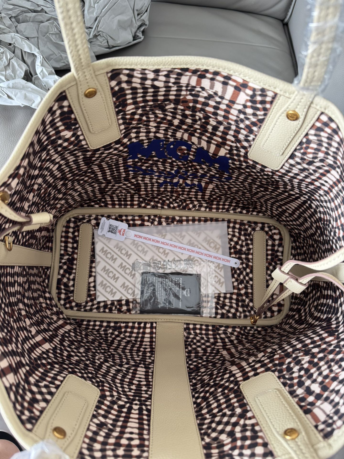 MCM 独家 可翻转至格纹印花衬里的一面使用 侧边抽绳可调节轮廓 并配有可拆卸内袋 顶部皮革双提手