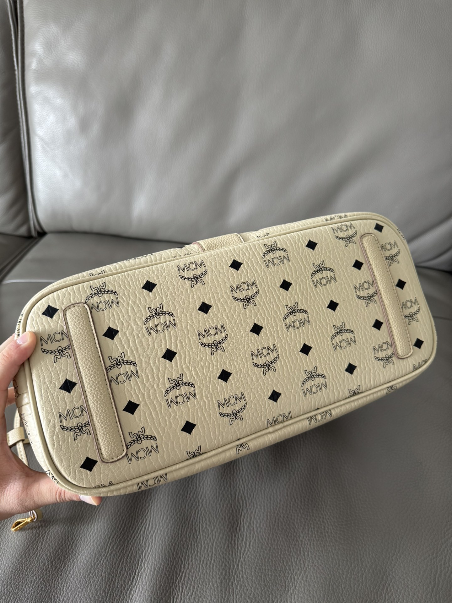 MCM 独家 可翻转至格纹印花衬里的一面使用 侧边抽绳可调节轮廓 并配有可拆卸内袋 顶部皮革双提手