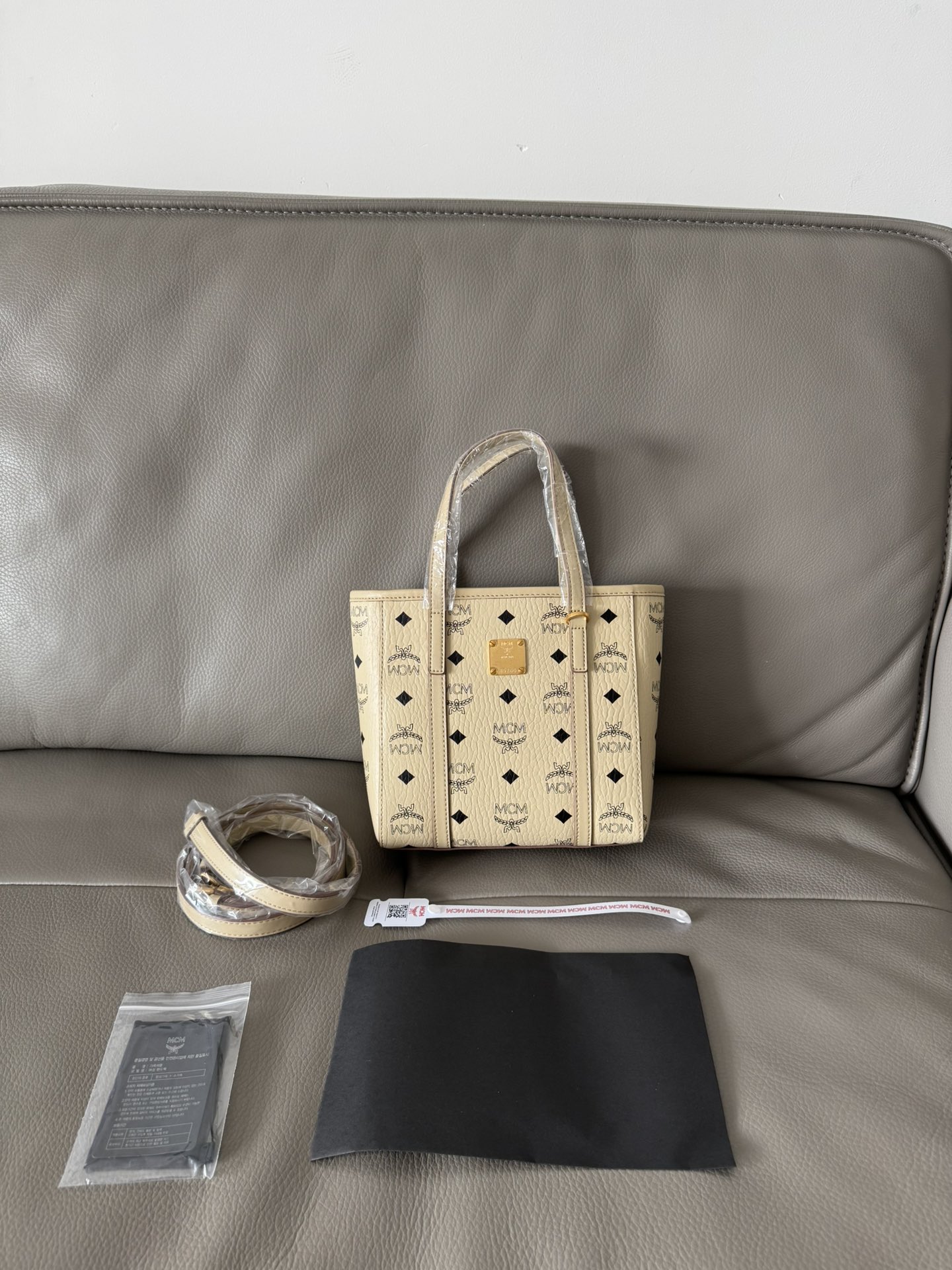 NO:754536,New vegetable basket mini shopping bag to store all your small essentials. The cotton canvas lining features a street fashion-inspired print and comes with a crossbody strap for hands-free functionality and greater portability. Size 18.5-19-9.5, model number 65001, MCM19860909全新菜篮子mini购物袋,可存放您所有的小型必需品.棉质帆布衬里上印有受到街头时尚启发的印花图案,搭配随附的斜挎肩带,可实现免提功能,便携性更佳. 尺寸18.5-19-9.5, 款号65001批,MCM,Bag