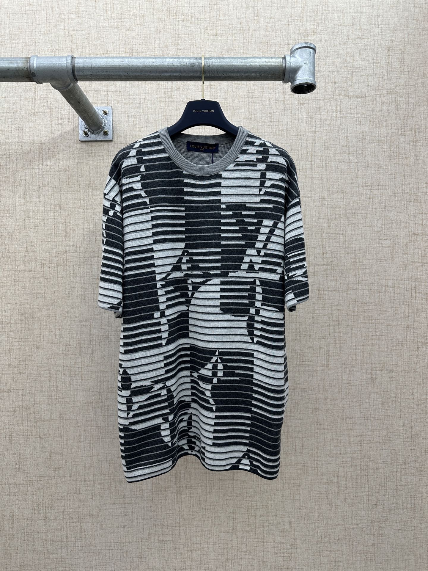 P220 LV/Louis Vuitton Camiseta de cuello redondo de rayas dinámicas para primavera/verano 2026ss, nueva colección casua…