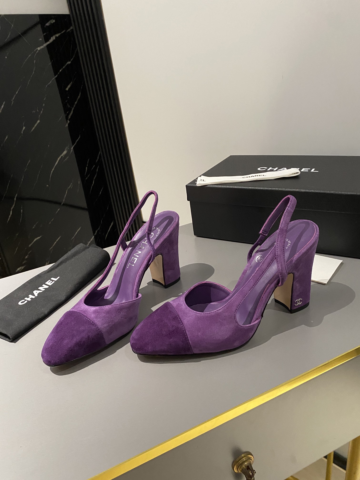 NO:439893,Xiaoxiang new color classic series exclusive recommendation, the highest version in the market~~~ Original 11 customization, fabric suede inner sheepskin, outsole Italian leather sole, heel height 9cm, size 35-39 (40, 41 42 custom made without return), high heels, sandals, high heels, sheepskin, chamois leather19860909小香新色经典款系列 独家推荐,市场最高版～～～原版11定制, 面料麂皮 内里羊皮 大底意大利皮底 跟高9cm 码数35-39（40,41 42定做不退换）,高跟鞋凉鞋,sandals,high heels,sheepskin,chamois leather,Women's Shoes