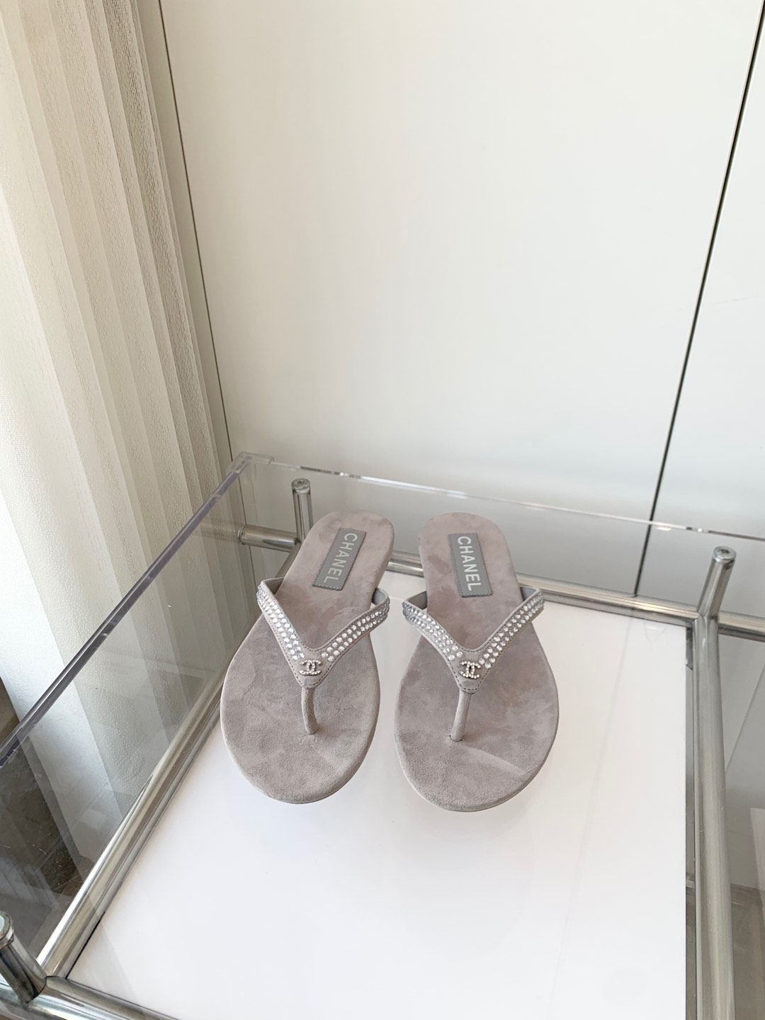 NO:129541,Xiaoxiang's new spring 2025 ~~~Xiaoxiang flip flops!  Copy the same as original version 11!  Non-market ordinary version. Fabric suede inner sheepskin heel height 1cm size 35-39 (40 custom made without return or exchange), slippers, slippers, sheepskin, chamois leather19860909小香2025春季新品 ～～～小香人字拖鞋！同原版11复制！非市场普通版本. 面料麂皮 内里羊皮 跟高1cm 码数35-39（40定做不退换）,拖鞋,slippers,sheepskin,chamois leather,Women's Shoes