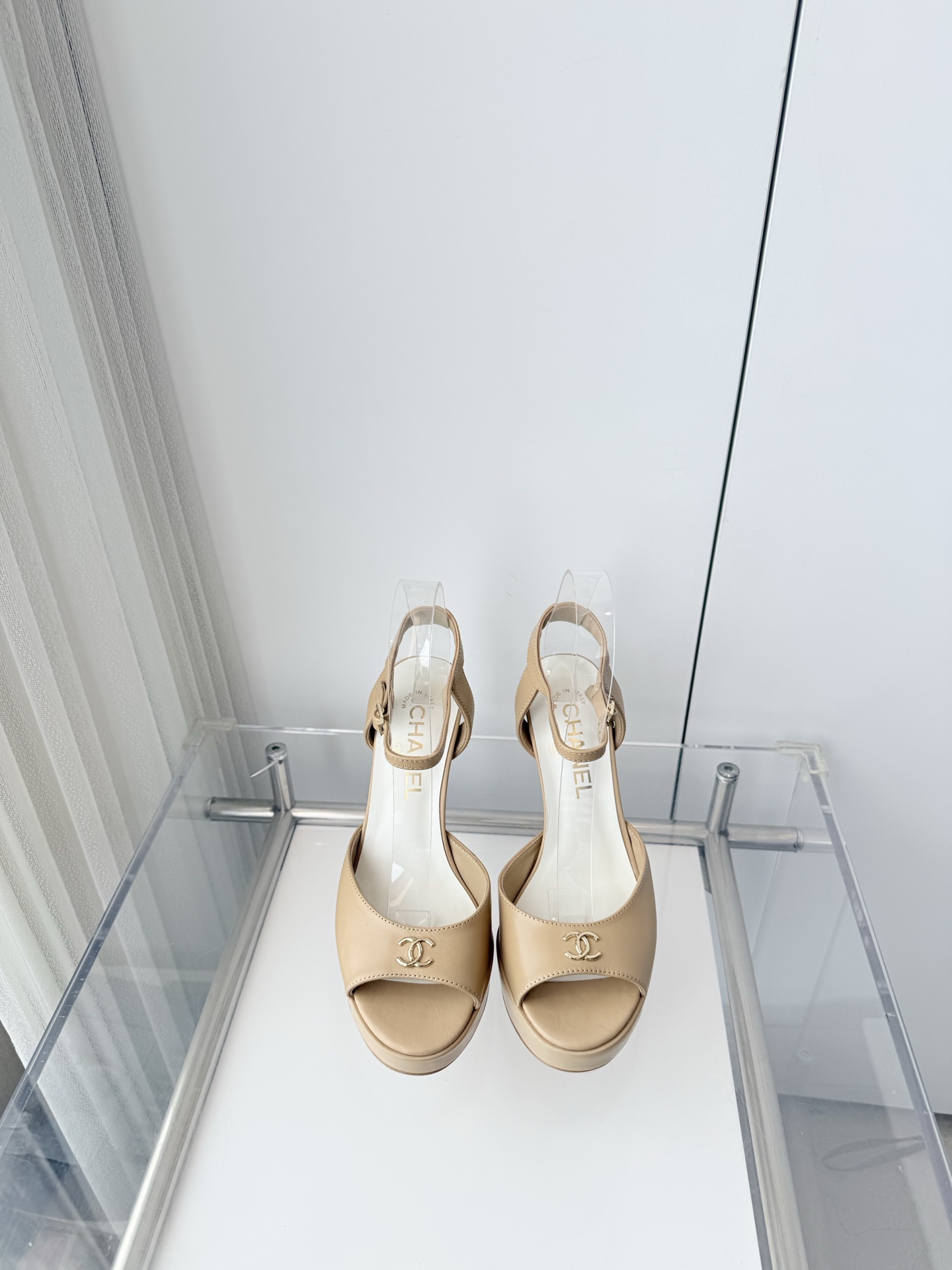 NO:788209,290 Xiaoxiang 2026 early spring new sandals ~~~The highest version on the market~~~11 copies of the original version!  Non-market ordinary version. Fabric: cowhide. Heel height 11cm, front water platform 3cm. Outsole Italian leather sole. Size 35-39 (40, custom-made, non-returnable). High-heeled sandals, sandals, high heels, cowhide19860909290小香2026早春新品凉鞋 ～～～市场最高版～～～同原版11复制！非市场普通版本. 面料牛皮 跟高11cm、前水台3cm 大底意大利皮底 码数35-39（40、定做不退换）,高跟鞋凉鞋,sandals,high heels,cowhide,Women's Shoes