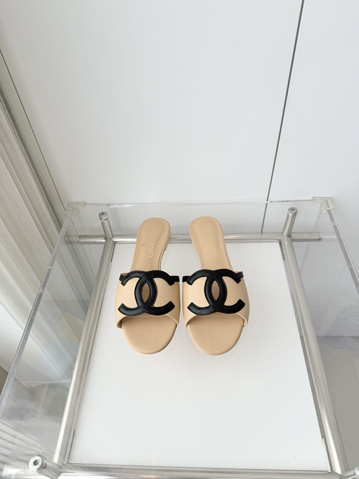 NO:788174,Comes with an airplane box and adds 10 Xiaoxiang 2026 early spring new sandals ~~~The highest version on the market~~~11 copies of the same original version!  Non-market ordinary version. Fabric sheepskin, heel height 1cm, outsole Italian leather sole, size 35-39 (40, 41 customized, non-refundable), high heels and slippers, sandals, high heels, slippers, sheepskin19860909配飞机盒加10 小香2026早春新品凉鞋 ～～～市场最高版～～～同原版11复制！非市场普通版本. 面料羊皮 跟高1cm 大底意大利皮底 码数35-39（40、41定做不退换）,高跟鞋拖鞋,sandals,high heels,slippers,sheepskin,Women's Shoes