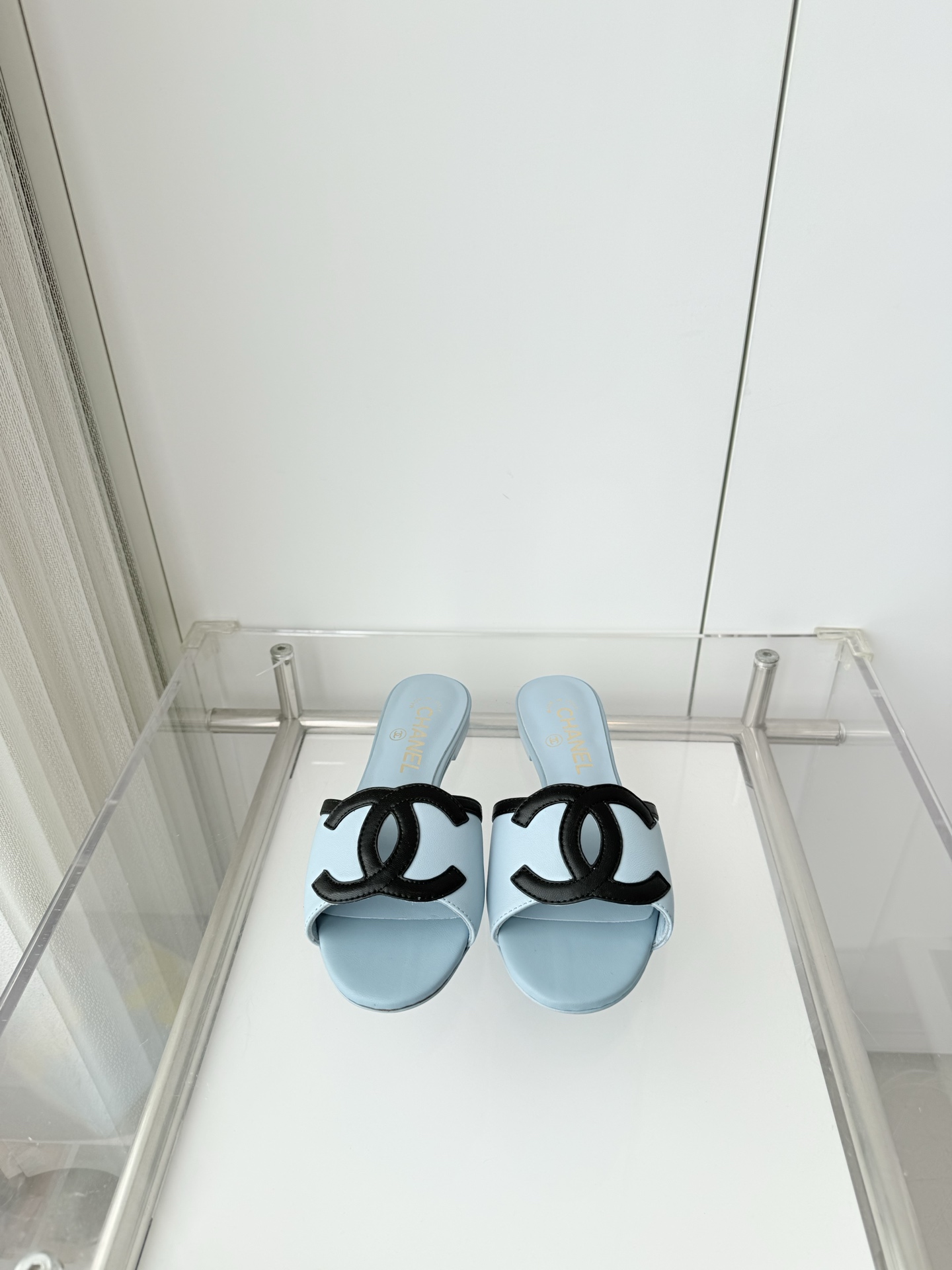 NO:788183,Comes with an airplane box and adds 10 Xiaoxiang 2026 early spring new sandals ~~~The highest version on the market~~~11 copies of the same original version!  Non-market ordinary version. Fabric sheepskin, heel height 1cm, outsole Italian leather sole, size 35-39 (40, 41 customized, non-refundable), high heels and slippers, sandals, high heels, slippers, sheepskin19860909配飞机盒加10 小香2026早春新品凉鞋 ～～～市场最高版～～～同原版11复制！非市场普通版本. 面料羊皮 跟高1cm 大底意大利皮底 码数35-39（40、41定做不退换）,高跟鞋拖鞋,sandals,high heels,slippers,sheepskin,Women's Shoes