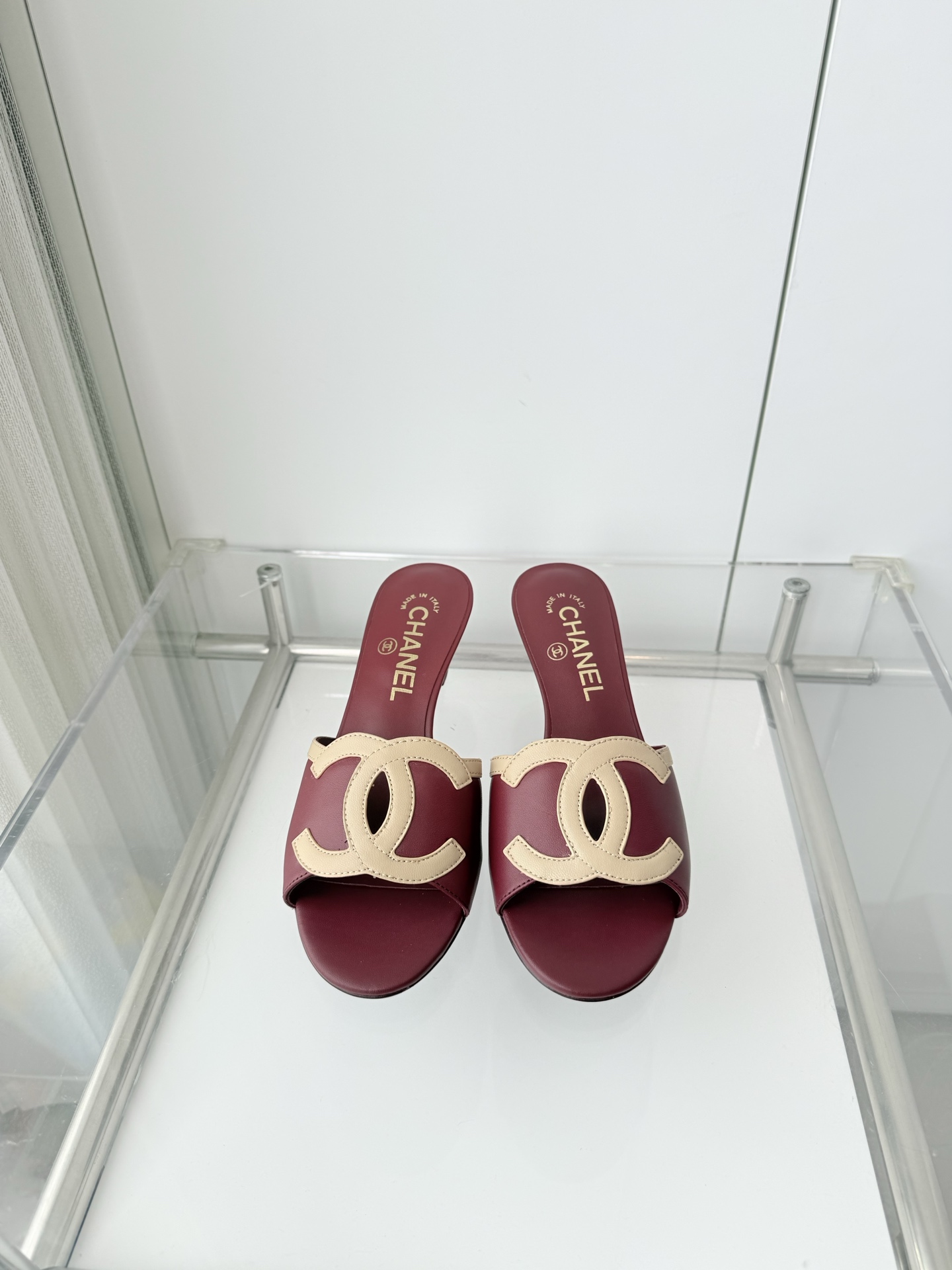 NO:788192,Comes with an airplane box and adds 10 Xiaoxiang 2026 early spring new sandals ~~~The highest version on the market~~~11 copies of the same original version!  Non-market ordinary version. Fabric: Sheepskin. Heel height: 4.5cm. Outsole: Italian leather. Size: 35-39 (40, 41 are custom-made and non-refundable). High heels, slippers, sandals, high heels, slippers, sheepskin19860909配飞机盒加10 小香2026早春新品凉鞋 ～～～市场最高版～～～同原版11复制！非市场普通版本. 面料羊皮 跟高4.5cm 大底意大利皮底 码数35-39（40、41 定做不退换）,高跟鞋拖鞋,sandals,high heels,slippers,sheepskin,Women's Shoes
