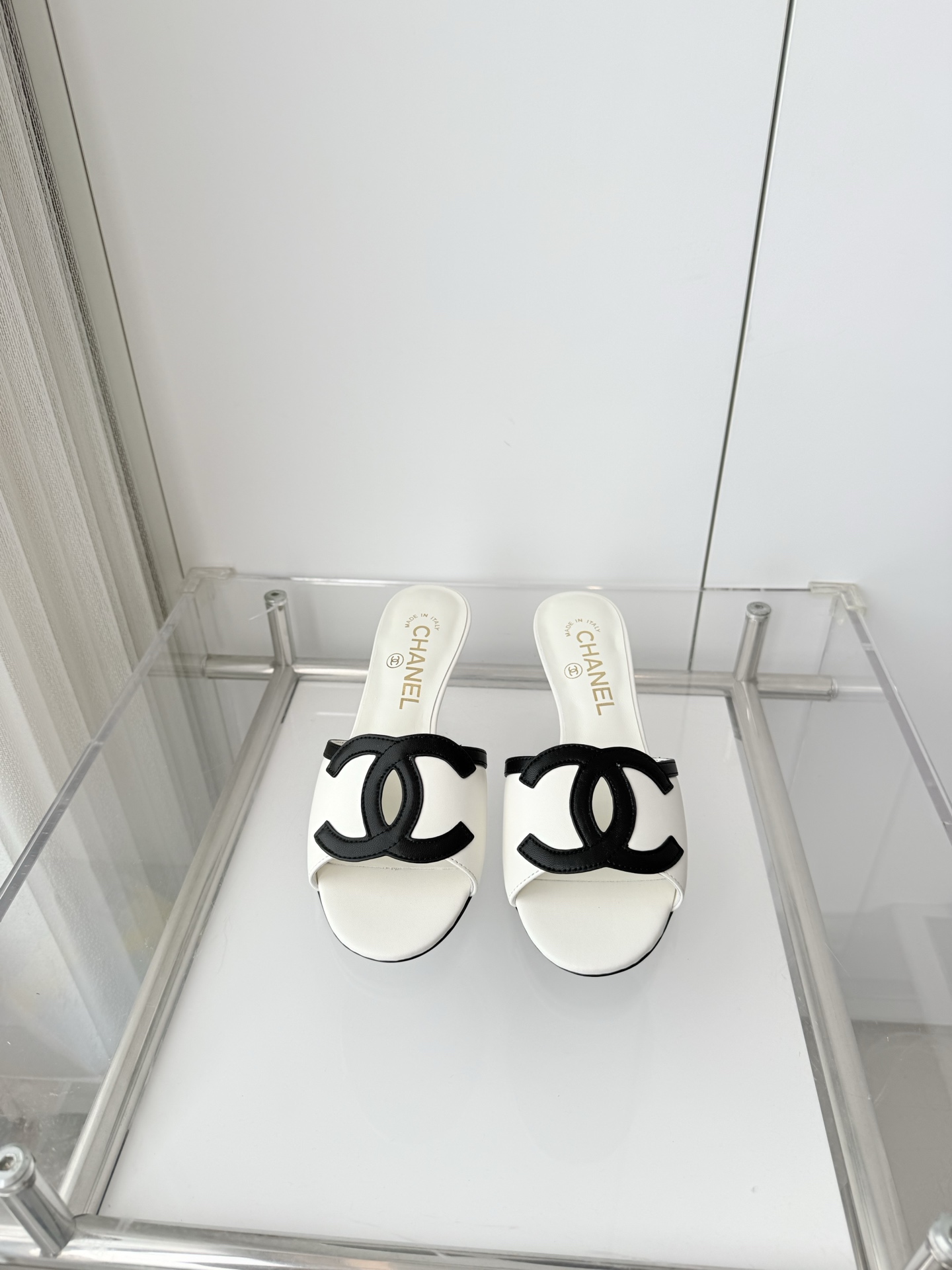 NO:788195,Comes with an airplane box and adds 10 Xiaoxiang 2026 early spring new sandals ~~~The highest version on the market~~~11 copies of the same original version!  Non-market ordinary version. Fabric: Sheepskin. Heel height: 4.5cm. Outsole: Italian leather. Size: 35-39 (40 and 41 are custom-made and cannot be returned or exchanged), high heels, slippers, sandals, high heels, slippers, sheepskin19860909配飞机盒加10 小香2026早春新品凉鞋 ～～～市场最高版～～～同原版11复制！非市场普通版本. 面料羊皮 跟高4.5cm 大底意大利皮底 码数35-39（40、41定做不退换）,高跟鞋拖鞋,sandals,high heels,slippers,sheepskin,Women's Shoes